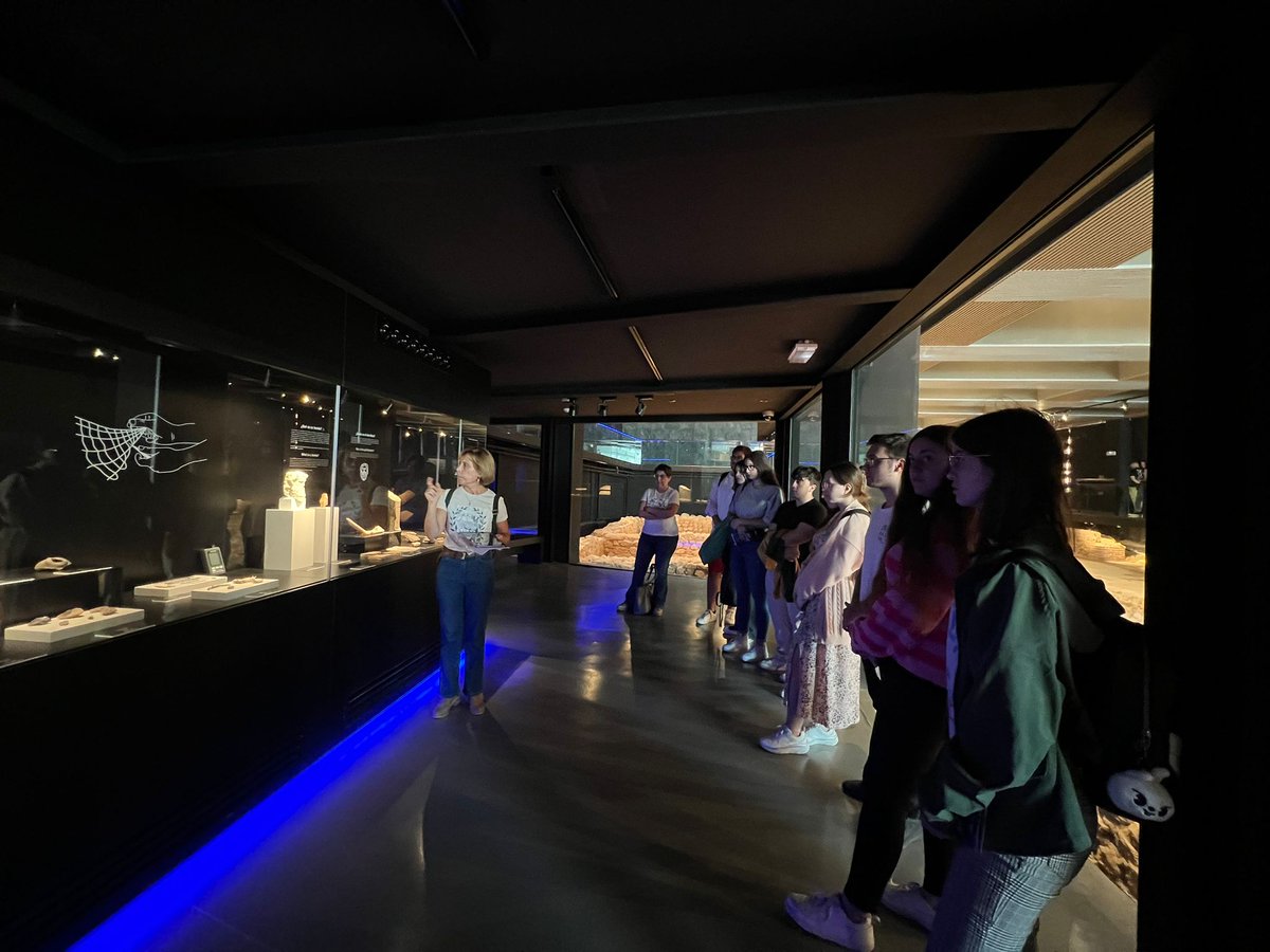 Sodales Collegii Latinitatis quae inter participes circuli 'Mane Latinum' numerantur villam Antiopae, prope urbem Malacam sitam, spectatoribus monstrant. Fiant lustrationes Latinae!