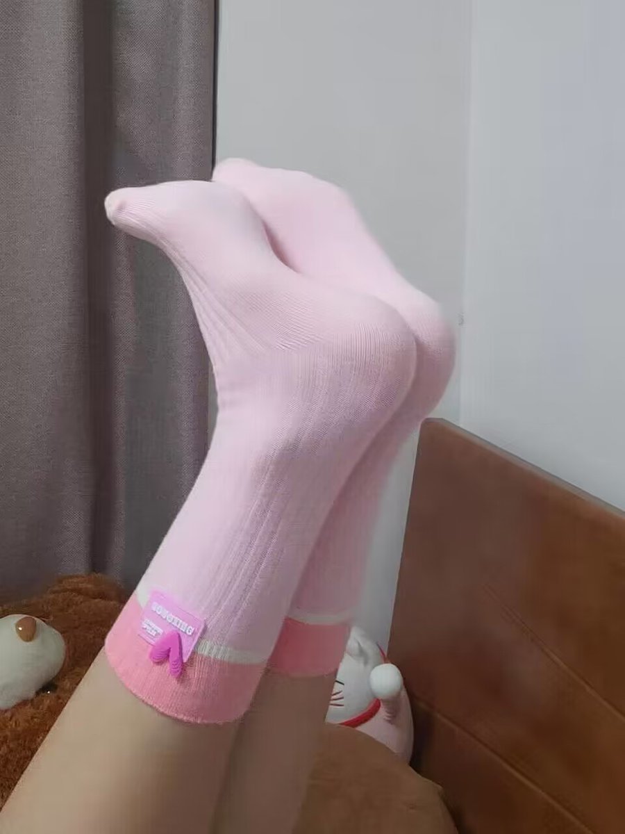 xiaokui1042's tweet photo. 粉粉嫩嫩的小袜袜  #丝袜  #足控 #足交 #反差  #袜子 #棉袜 #女高 #文爱 #文援姬 #原味 https://t.co/MpA2cOzcV3