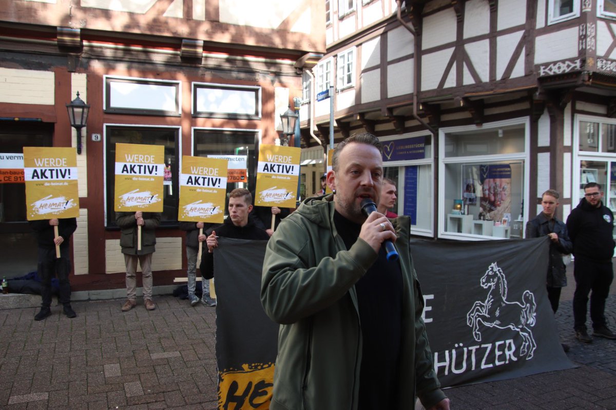 claus_cremer's tweet photo. Nach der gestrigen Kultur, heisst es heute direkt wieder „Raus auf die Straße“. Derzeit in #Celle auf einer JN/Heimat-Kundgebung örtlicher Kräfte gegen den geplanten #Moscheebau im Einsatz.
#Heimatliebe #Heimatschützer #NeinZurMoschee #Widerstand https://t.co/MsGFnAIRMr