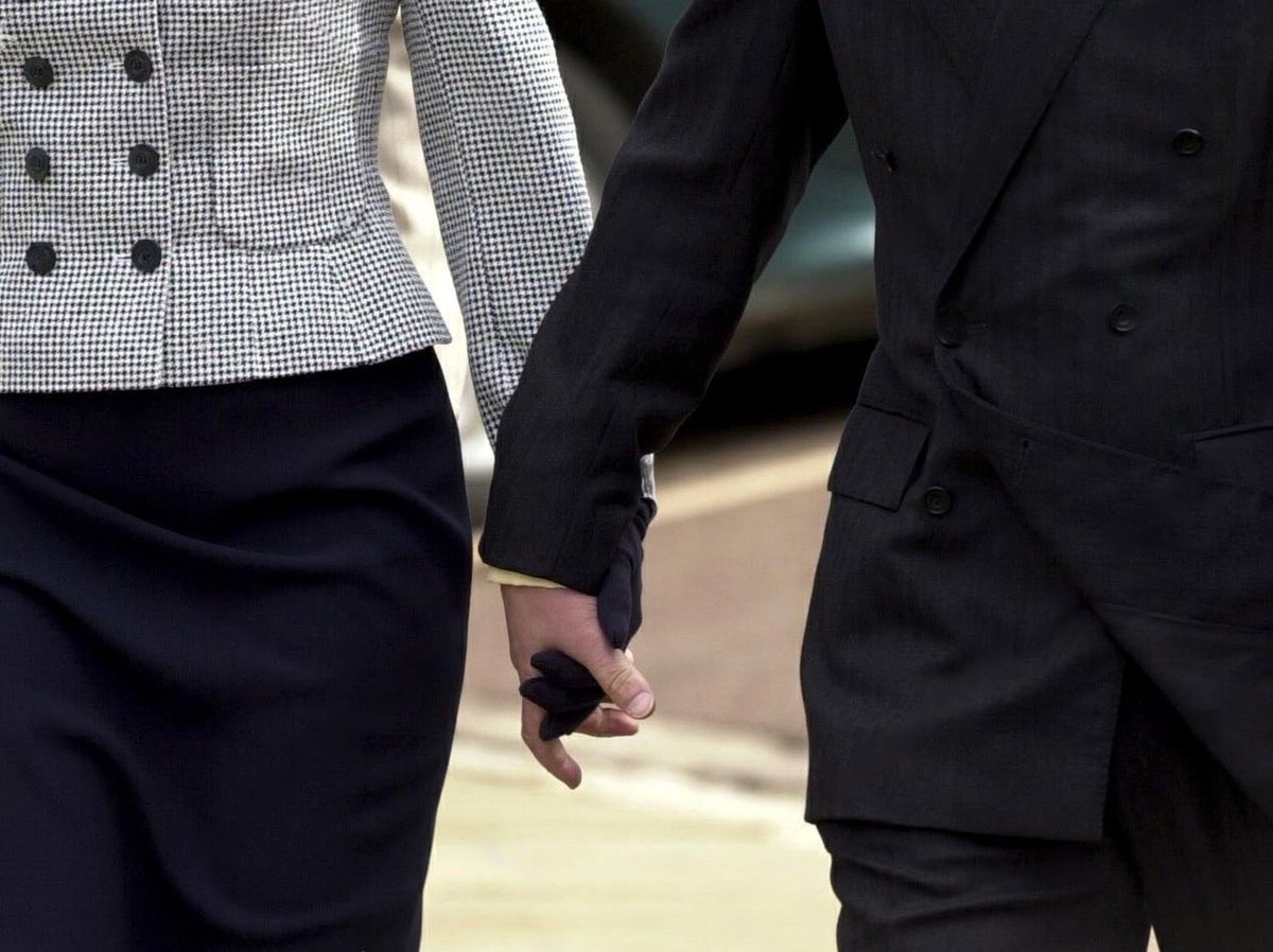 littlemuoitom's tweet image. #BeautifulShot and a bit of love for your timeline 💓

The Duke and Duchess of Edinburgh (then Earl and Countess of Wessx), hand in hand, on their way to attend the Easter Service in 2001 💞

📸 by David Hartley / Shutterstock