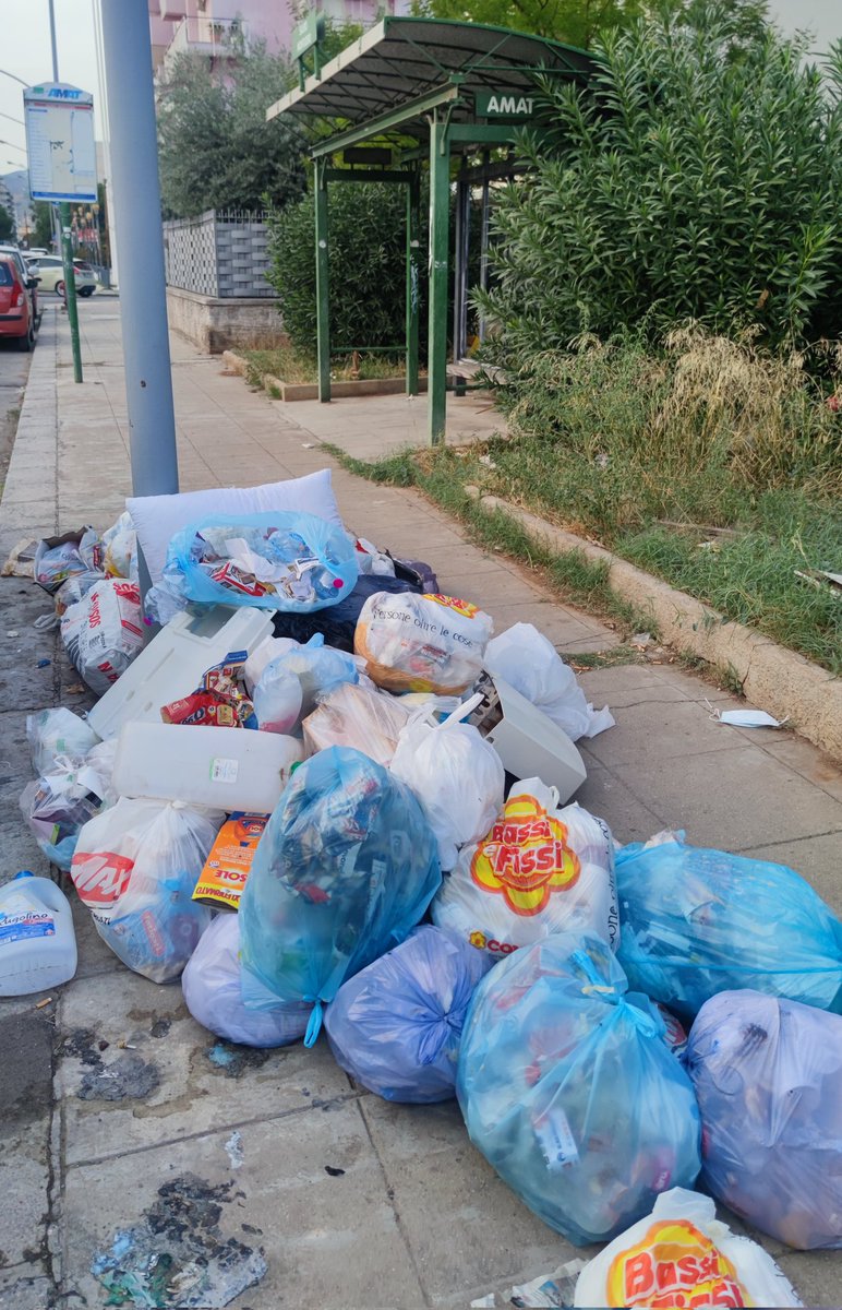 Fabritwitt's tweet photo. @GDS_it @PalermoToday @RapPalermo @robertolagalla @diteloindiretta @TgrRaiSicilia 
Dieci anni fa qui c'era un cassonetto, che poi è stato tolto, ma gli "abitanti" del luogo continuano a conferire i loro rifiuti nello stesso punto. Rimettere il cassonetto non sarebbe più serio? https://t.co/Sw6cJ4C8M4