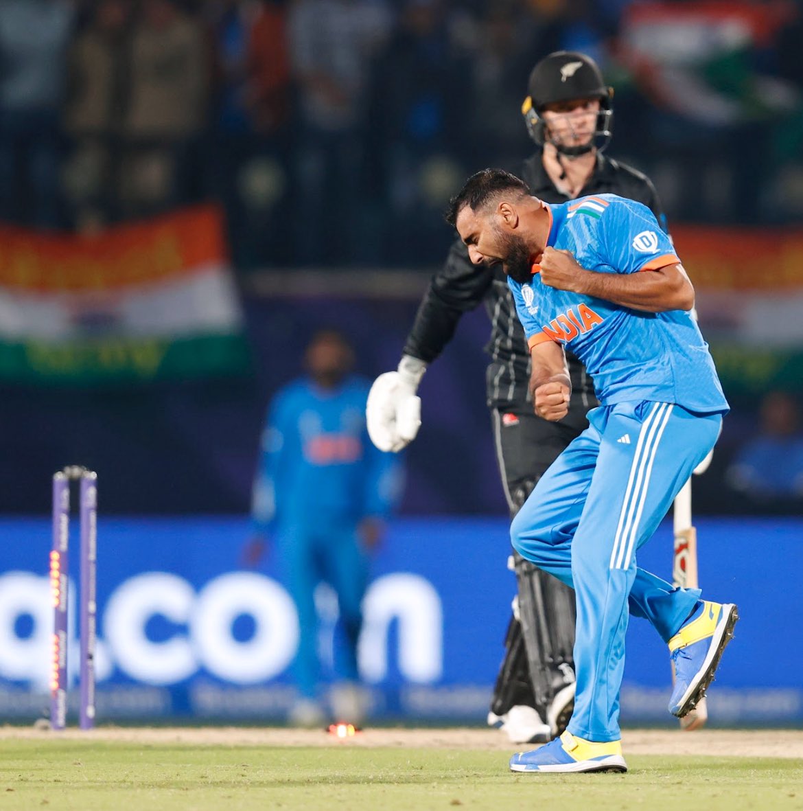 DK_1613's tweet photo. Stumps were flying in Himalayas…
@MdShami11 

#ICCWorldCup2023 
#INDvsNZ https://t.co/qLFRynjG0C