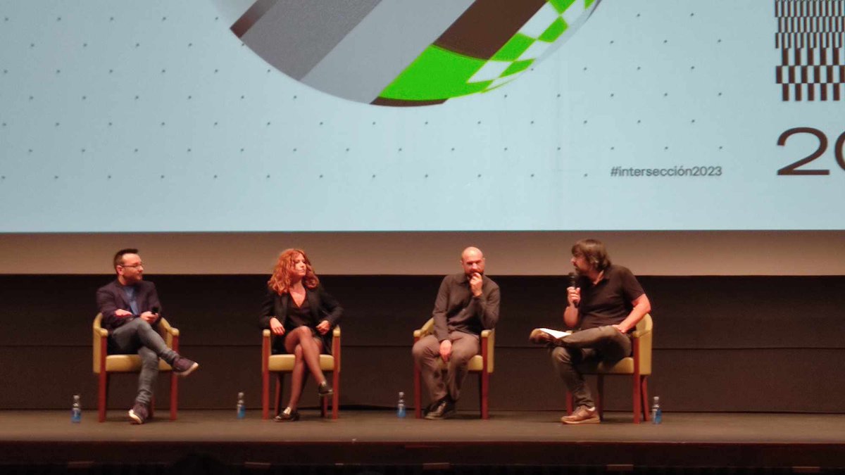elarkanus's tweet photo. Estuve en el festival de "Intersección" y resulta ser que fue este hombre llamado Alberto Vázquez, el cual ha dirigido una de mis pelis favoritas D:! No sabía que estas dos pelis eran de él, ni que era español. Casualidades chingonas. https://t.co/yHb8Bp6noj