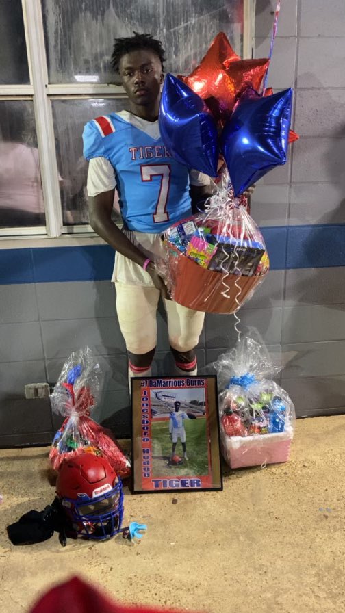 dee7burns's tweet photo. C/O 24’ Senior Night 

#WR #WideReciever #Football #Sports #Run #Fast #Love #Athlete #Home #Senior #SeniorNight #seven #catch #Touchdown #house #crib #speed #tackle #tigers #Louisiana #jhhs #tall #school https://t.co/0IoSHArO8J