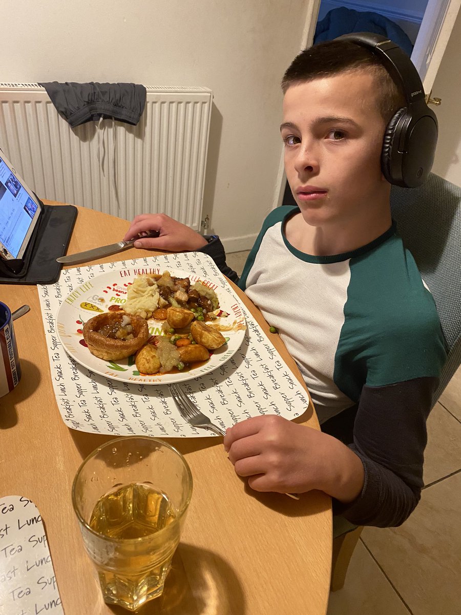 Claire_sims82's tweet photo. A busy day in goals this afternoon 62% goals saved 13/21 saves. Nothing better than mums Sunday roast to sort you out after normally it’s shooting average I am working out for netball. #football #goalkeeper #averagegoalsaves #feedhimup https://t.co/xHqDynr0hY