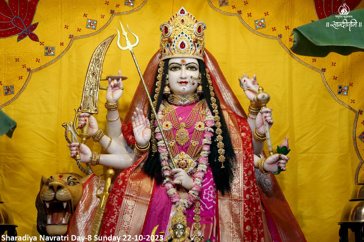 ShriHariMandir's tweet photo. ।। जय देवि समस्तशरीरधरे ।।
समस्त प्राणियों के शरीर को धारण करनेवाली, अन्नपूर्णा स्वरूप से समस्त जीवों का पोषण करनेवाली करुणामयी को हमारा प्रणाम हैं।
@PPBhaishri
#Day_08
#SharadiyaNavaratri
#KarunamayiMaa
#ManorathDarshan
#ShriHariMandir
#PujyaBhaishri https://t.co/cYvg6eLbwJ