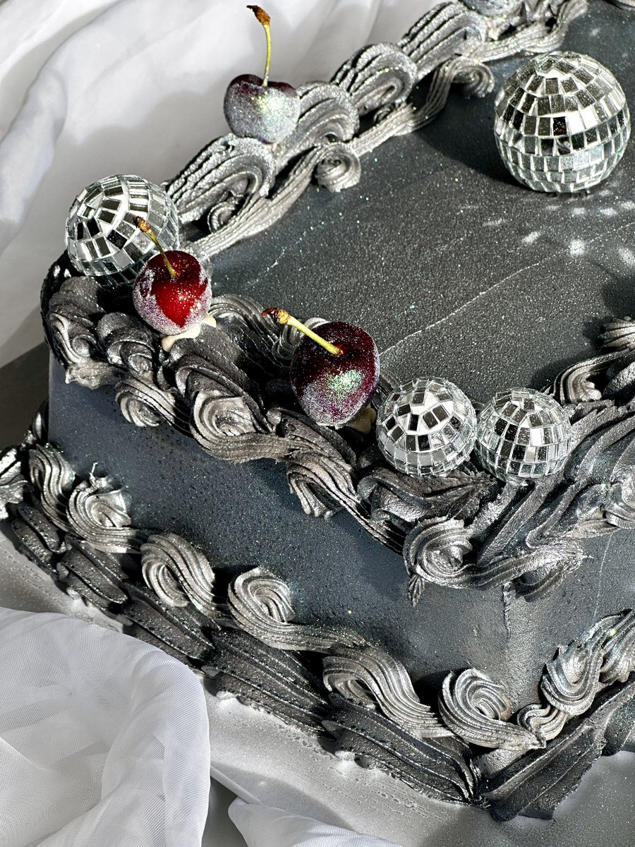 eatwitharli's tweet photo. A customer decided to order a Beyoncé Renaissance themed cake! 💁🏻‍♀️🩶🪩 https://t.co/22zEO3Hx1g