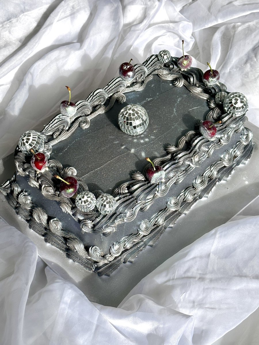 eatwitharli's tweet photo. A customer decided to order a Beyoncé Renaissance themed cake! 💁🏻‍♀️🩶🪩 https://t.co/22zEO3Hx1g