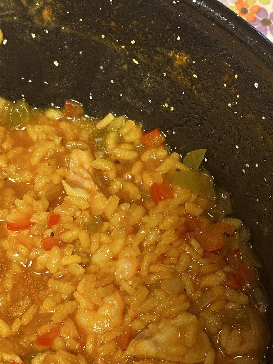 DominRueda's tweet photo. Hola @lidlespana veis normal esto? Cuando apartamos la comida a la mesa nos dimos cuenta de estos bichos. Y dimos con el origen de los mismos. Un bote nuevo entero y recién abierto de pimentón dulce. Para tirar toda la comida, con el gasto que ello conlleva. Increíble. #lidl https://t.co/fd9LaaYs1T