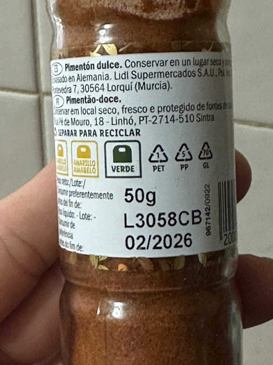 DominRueda's tweet photo. Hola @lidlespana veis normal esto? Cuando apartamos la comida a la mesa nos dimos cuenta de estos bichos. Y dimos con el origen de los mismos. Un bote nuevo entero y recién abierto de pimentón dulce. Para tirar toda la comida, con el gasto que ello conlleva. Increíble. #lidl https://t.co/fd9LaaYs1T