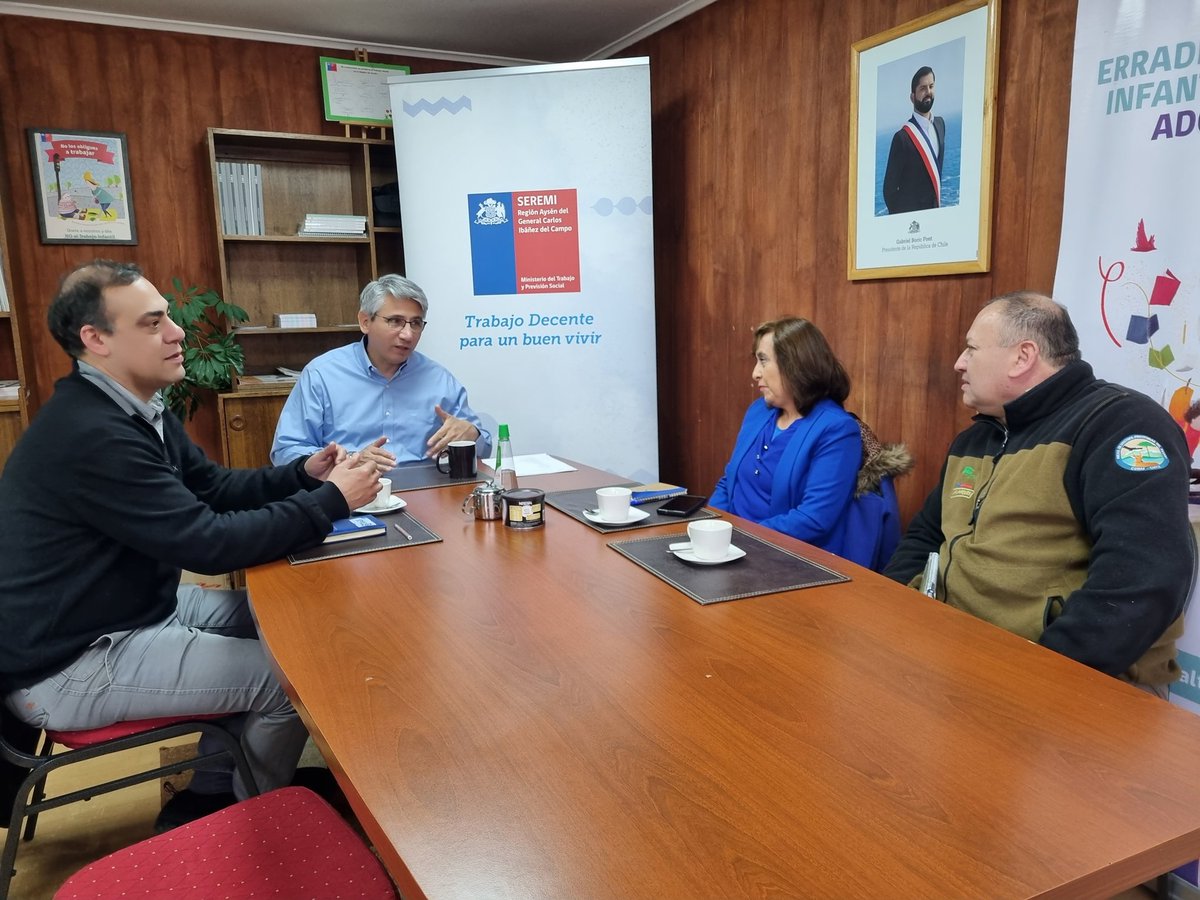 MintrabAysen's tweet photo. 📌Con el propósito de conversar sobre posibles capacitaciones de @SenceAysen y programas como #Gradúate, además de avances de temas con @chilevalora 👉🏽certificación de competencias laborales, se reunieron Seremi @rdiazcordaro y DirReg @nelsongarridom con Sindicato @conaf_aysen https://t.co/1MxUKkhRxE