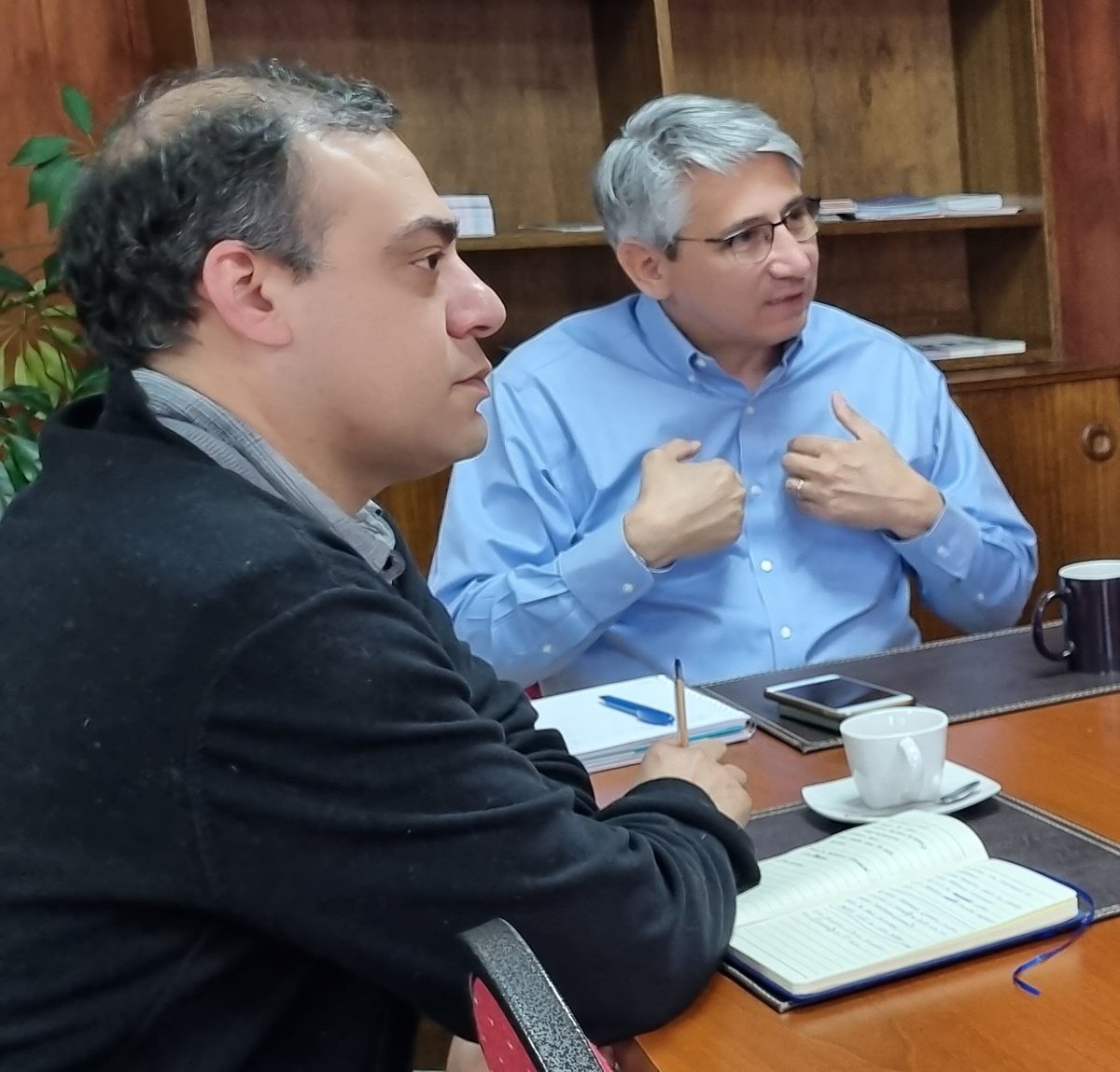 MintrabAysen's tweet photo. 📌Con el propósito de conversar sobre posibles capacitaciones de @SenceAysen y programas como #Gradúate, además de avances de temas con @chilevalora 👉🏽certificación de competencias laborales, se reunieron Seremi @rdiazcordaro y DirReg @nelsongarridom con Sindicato @conaf_aysen https://t.co/1MxUKkhRxE