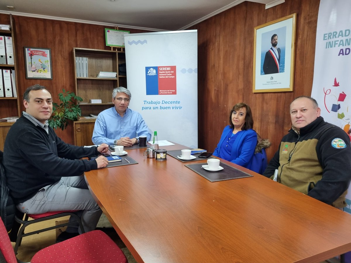 MintrabAysen's tweet photo. 📌Con el propósito de conversar sobre posibles capacitaciones de @SenceAysen y programas como #Gradúate, además de avances de temas con @chilevalora 👉🏽certificación de competencias laborales, se reunieron Seremi @rdiazcordaro y DirReg @nelsongarridom con Sindicato @conaf_aysen https://t.co/1MxUKkhRxE