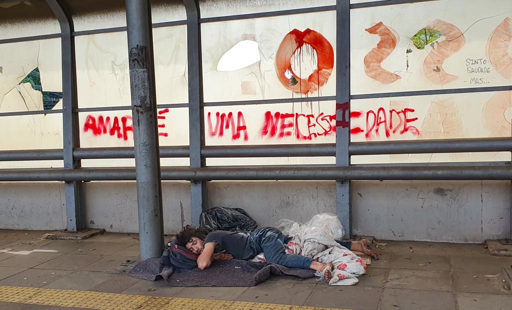Porto Alegre: estação do corredor de ônibus da terceira perimetral.
A cidade está doente. 
"Amar é uma necessidade."
🌡️30°C