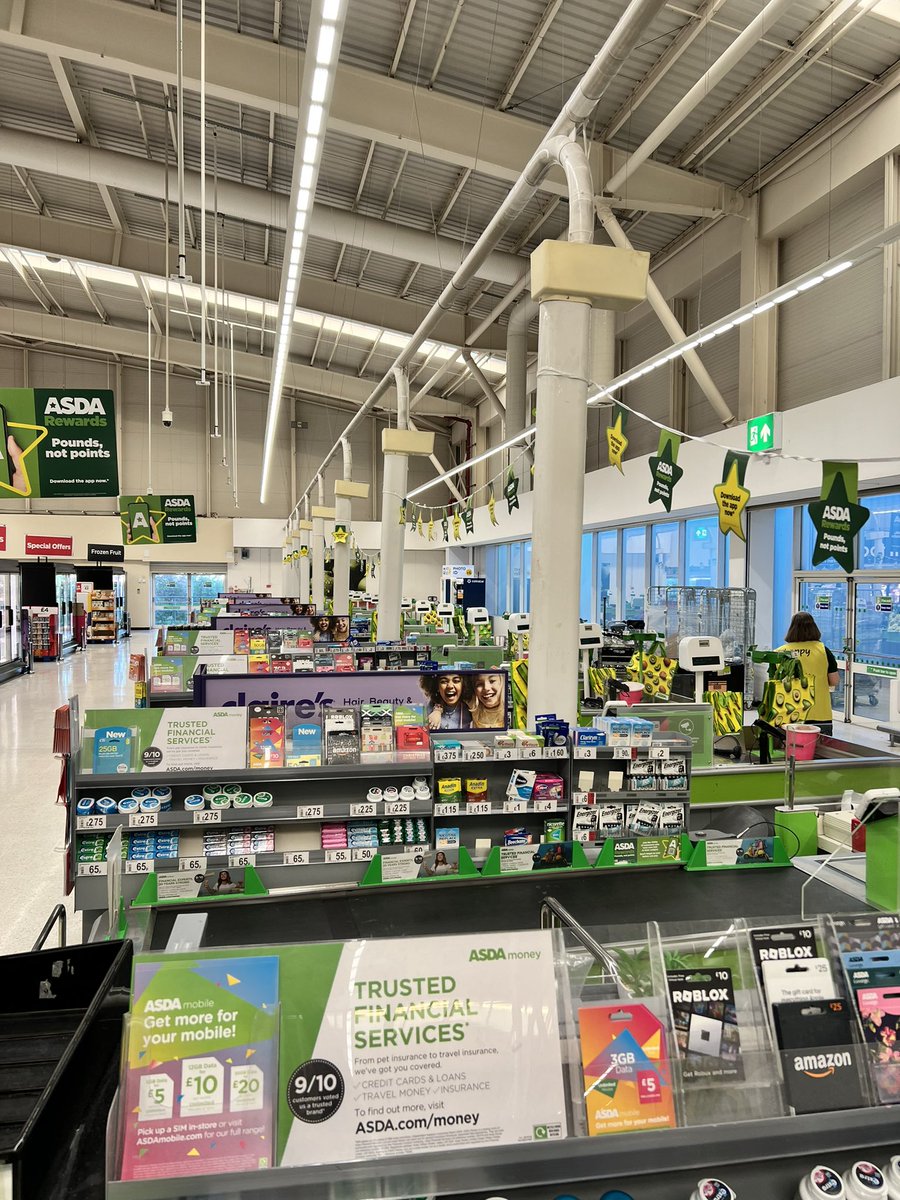 BigCaper's tweet photo. @AsdaServiceTeam self checkout = 4 Asda staff. Actual check out = 1 staff. Oh the irony! https://t.co/QQcmPc65o3