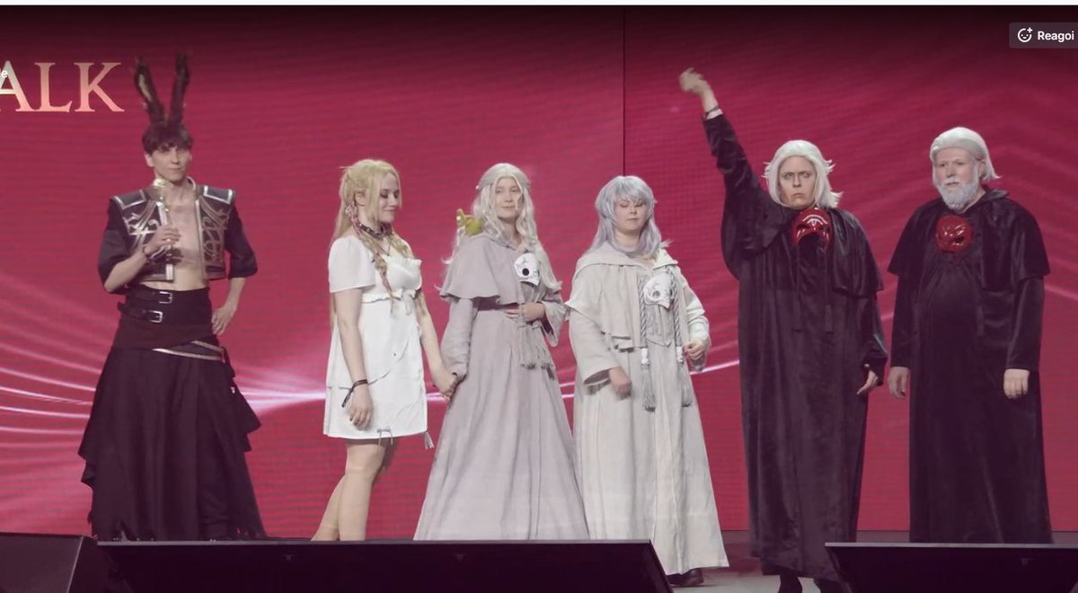 Kiserinn's tweet photo. Us on the stage!! #fanfestlondon #fanfest #fanfestEU #EUfanfest https://t.co/txJIRq4UYa