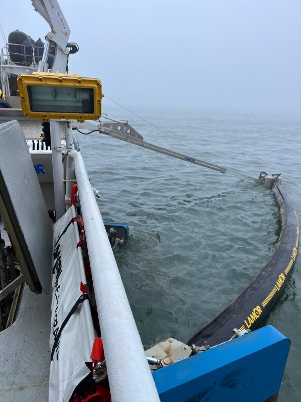 linden_patrik's tweet photo. KBV034 som är ett av Kustbevakningens miljöfartyg har satt sitt lamorsystem och påbörjat upptagning av olja till sjöss i närheten av haveristen. #kbv034 https://t.co/vppLjvoRrF https://t.co/AvZHvEeZLz