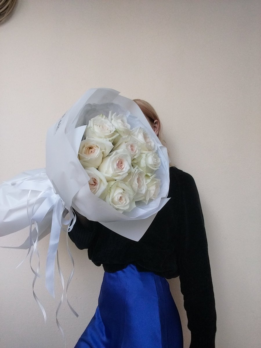 Suchka_Lisa's tweet photo. Some guys think that flowers for a girl are a waste of money. But here’s what I can say on behalf of all the girls: it’s very nice to receive flowers 💐 even if it’s just a small bouquet 🥰✨️ https://t.co/FcOhhWEXQk