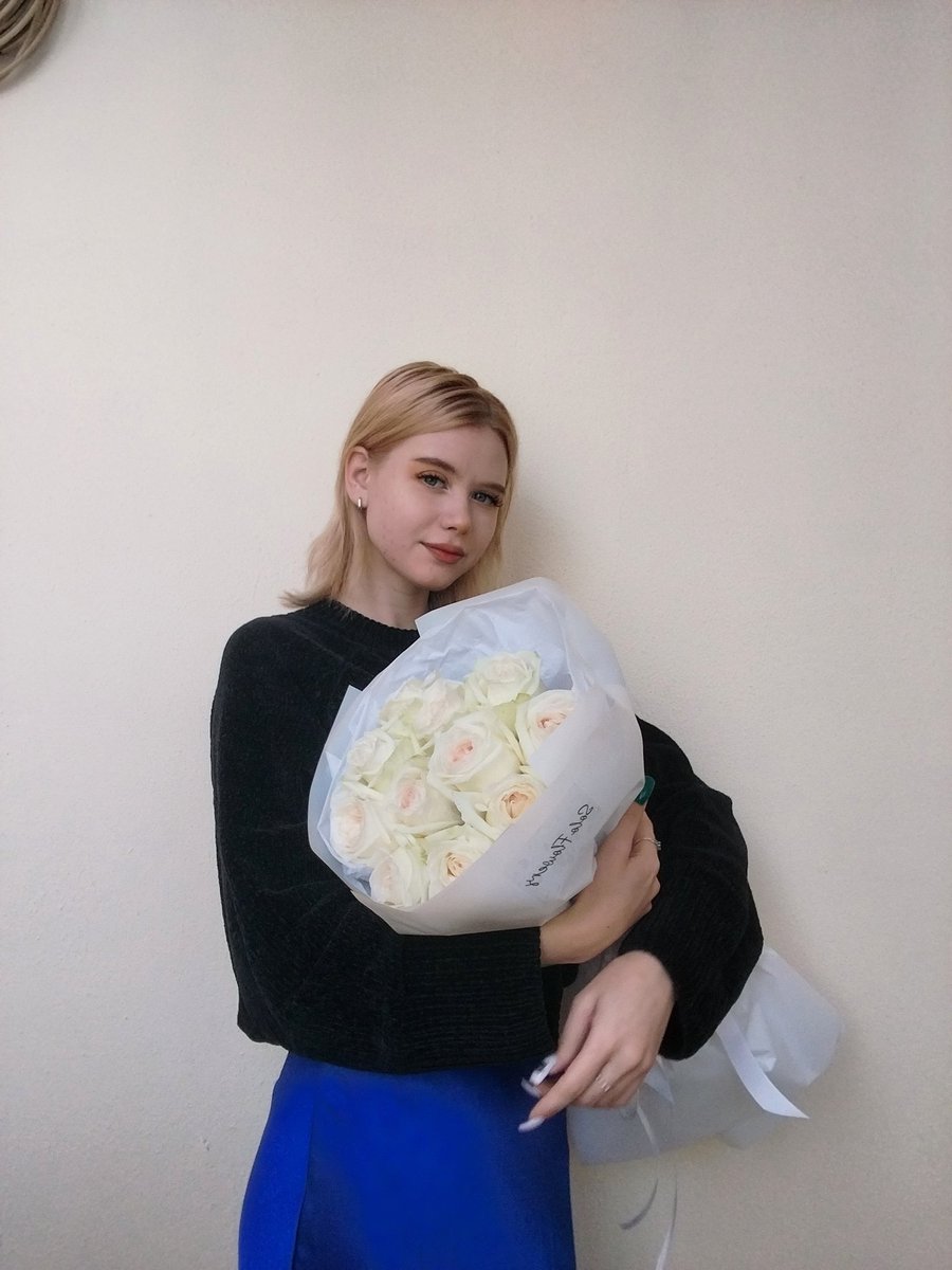 Suchka_Lisa's tweet photo. Some guys think that flowers for a girl are a waste of money. But here’s what I can say on behalf of all the girls: it’s very nice to receive flowers 💐 even if it’s just a small bouquet 🥰✨️ https://t.co/FcOhhWEXQk