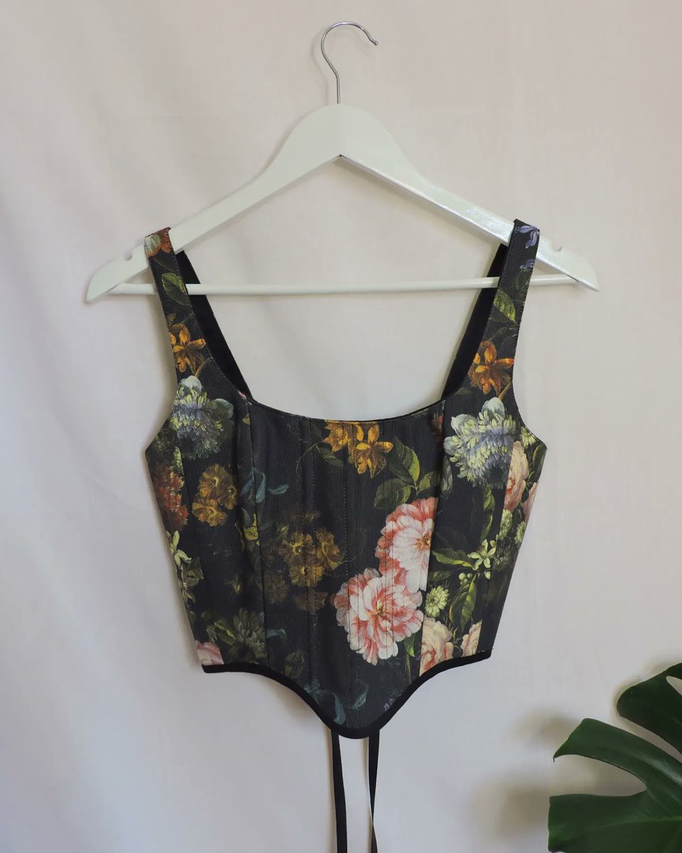 irenethat's tweet photo. Miren que fotos he hecho esta mañana a algunos de los corsets que salen mañana 🦋🌞 Yo misma los coso; tengo una pequeñita empresa de corsets artesanos. Si te ha gustado me ayudaría un montón que compartieras con un RT para darme a conocer. Muchas gracias y un besito 🦆 https://t.co/xjHq5i99WY