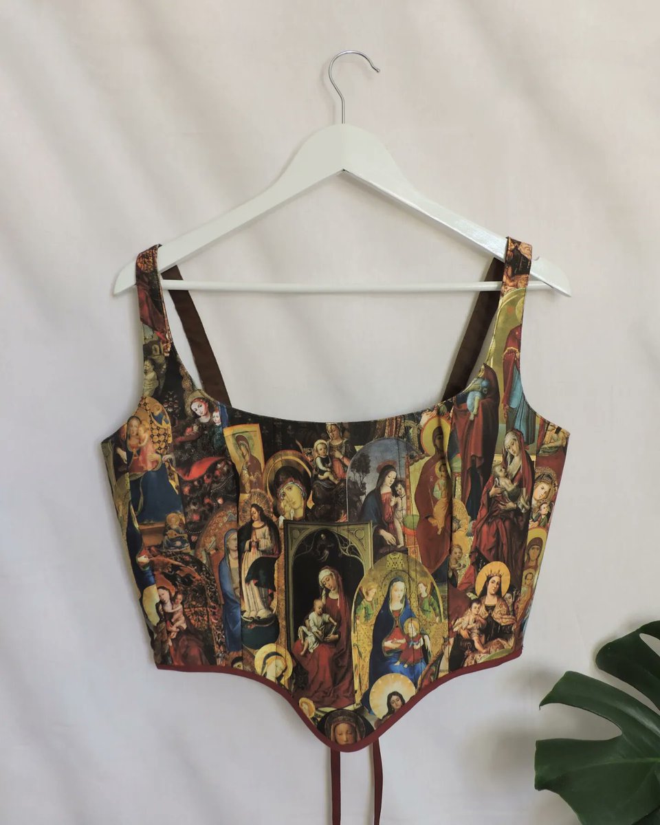 irenethat's tweet photo. Miren que fotos he hecho esta mañana a algunos de los corsets que salen mañana 🦋🌞 Yo misma los coso; tengo una pequeñita empresa de corsets artesanos. Si te ha gustado me ayudaría un montón que compartieras con un RT para darme a conocer. Muchas gracias y un besito 🦆 https://t.co/xjHq5i99WY