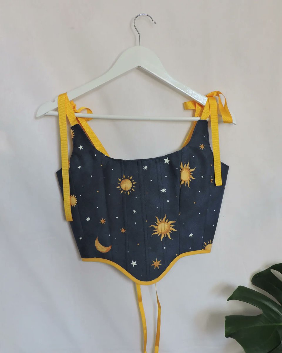 irenethat's tweet photo. Miren que fotos he hecho esta mañana a algunos de los corsets que salen mañana 🦋🌞 Yo misma los coso; tengo una pequeñita empresa de corsets artesanos. Si te ha gustado me ayudaría un montón que compartieras con un RT para darme a conocer. Muchas gracias y un besito 🦆 https://t.co/xjHq5i99WY