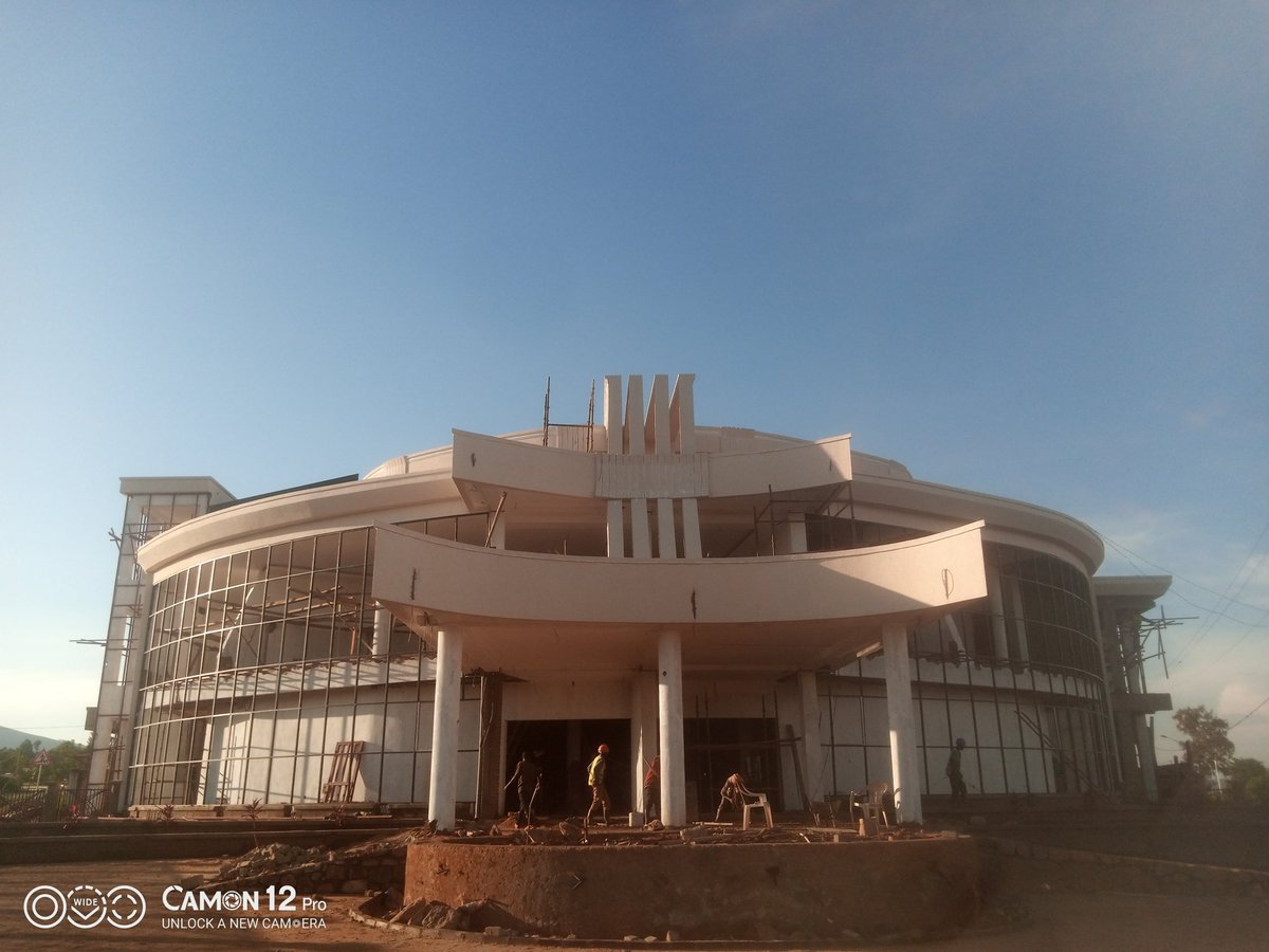 RYVCPWestern's tweet photo. #IconicBuilding with #BlueSky
Aha ntimugirengo ni ahandi,ni mu Rwanda,by'umwihariko mu mujyi wa @HuyeDistrict,ibyiza bikomeje kuza haba Kigali n'ahandi,uwaguhaye ibi wamwima iki,ibi tubikesha #ImiyoborereMyiza ya H.E @PaulKagame.#MuzeTurwubake kuko🇷🇼rukwiye ibyiza,ibaze niyuzura https://t.co/0kA6dJs4wz