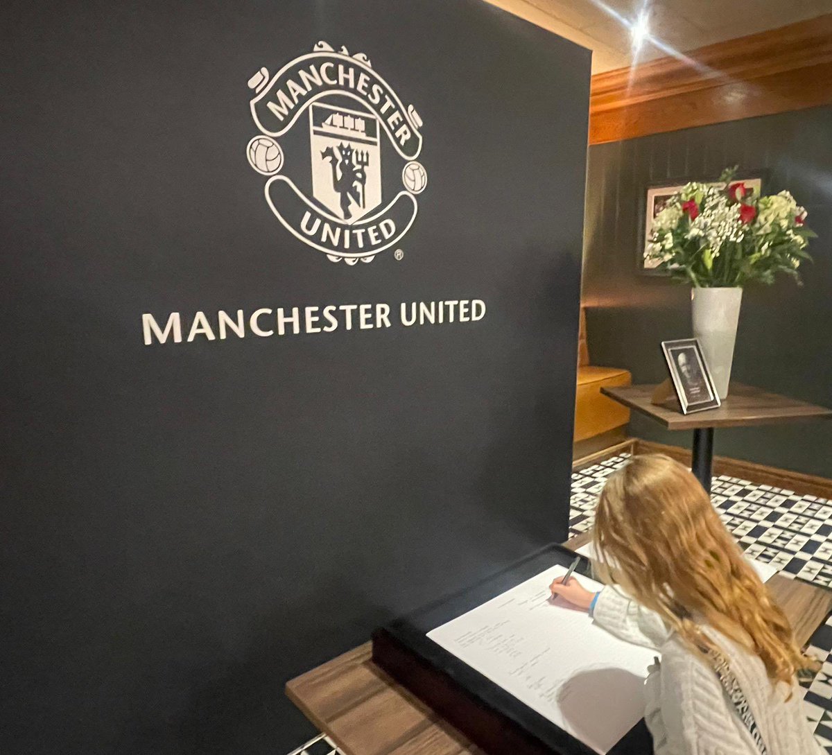 HelenB86's tweet photo. Paid our respects 💔⚽️💔 https://t.co/ax75rvM2Ri