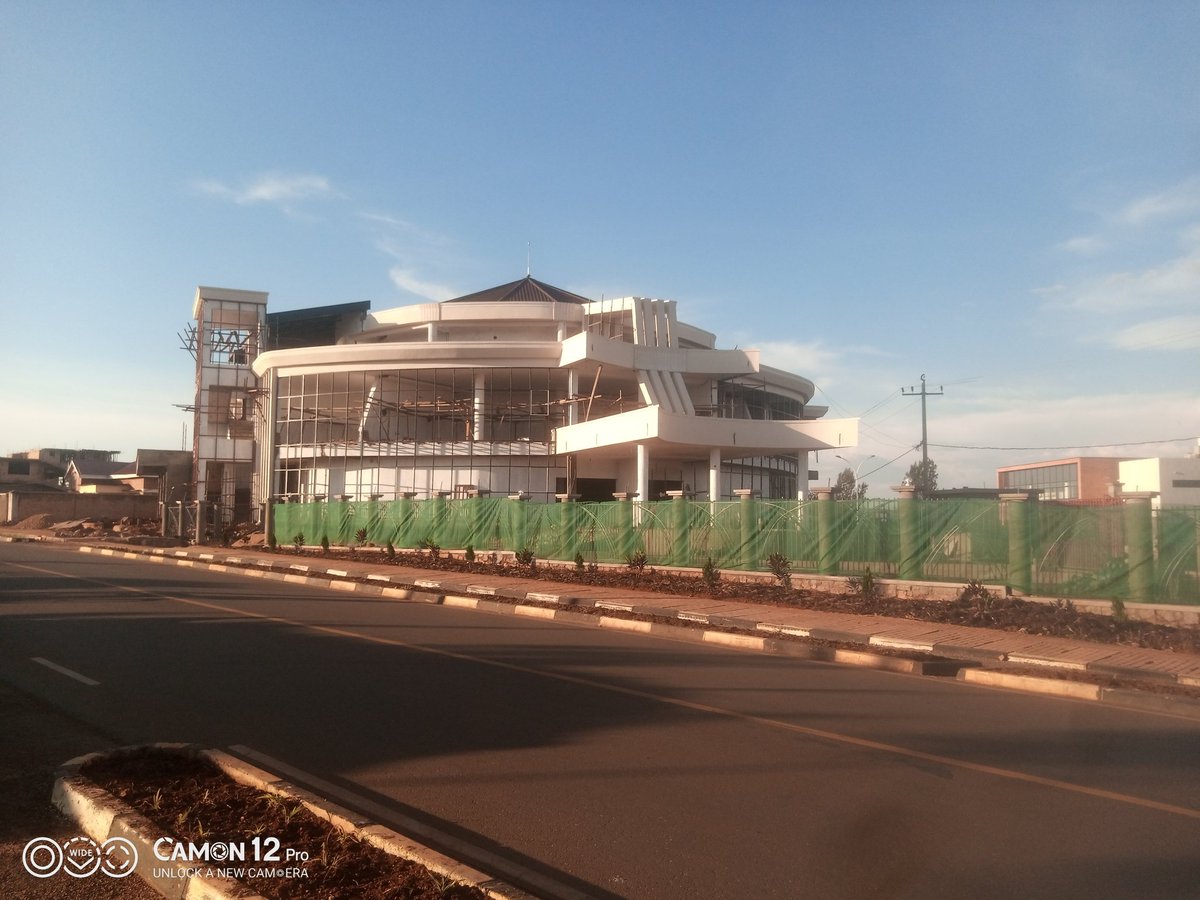 RYVCPWestern's tweet photo. #IconicBuilding with #BlueSky
Aha ntimugirengo ni ahandi,ni mu Rwanda,by'umwihariko mu mujyi wa @HuyeDistrict,ibyiza bikomeje kuza haba Kigali n'ahandi,uwaguhaye ibi wamwima iki,ibi tubikesha #ImiyoborereMyiza ya H.E @PaulKagame.#MuzeTurwubake kuko🇷🇼rukwiye ibyiza,ibaze niyuzura https://t.co/0kA6dJs4wz