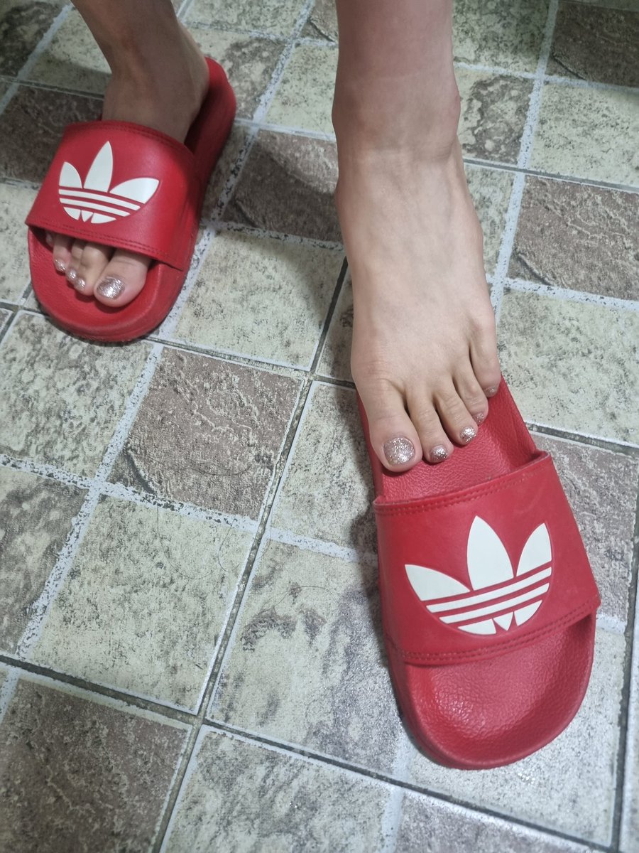 ji07070's tweet photo. ㅋㅋㅋ 섹쉬한 발보며  발정난개마냥 하악거리며  딸이나쳐ㅋㅋㅋㅋ 빨구싶지?
#부산 #발 #노예 #펨돔 https://t.co/YFoLfjAqcz