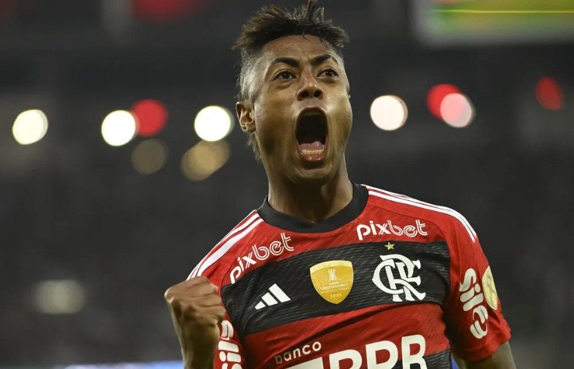 PapaRubroNegro's tweet photo. 🚨 URGENTE! ESTAFE DE BRUNO HENRIQUE CHEGA A ACORDO COM O FLAMENGO E JOGADOR RENOVARÁ POR MAIS TRÊS ANOS!

Após longas negociações, enfim a novela se encerrou. Flamengo e Bruno Henrique chegaram a um acordo e acertaram os detalhes para a renovação do camisa 27 por mais três anos. A informação do acerto foi divulgada com exclusividade pelo portal “GE”.

Bruno Henrique, então, será atleta do Flamengo até o fim de 2026. Havia uma divergência entre o tempo do novo contrato do atacante, mas, após uma série de conversas, foi determinada a renovação por mais três temporadas.

No meio da semana, o empresário de Bruno Henrique, Denis Ricardo, visitou o hotel onde a delegação do Flamengo estava hospedada em Belo Horizonte, e, junto de seu sócio Wellington Paulo, teve conversas com representantes do Flamengo. O negócio, no entanto, só foi concluído neste fim de semana.

Cria da base do Cruzeiro, Bruno Henrique chegou ao Flamengo em 2019 e rapidamente se tornou um grande ídolo da torcida. Com o Manto Sagrado, BH27 disputou 215 jogos, marcou 86 gols e conquistou 11 títulos: duas Libertadores, dois Campeonatos Brasileiros, uma Copa do Brasil, uma Recopa Sul-Americana, duas Supercopas do Brasil e três Campeonatos Cariocas.

Por @GabrielOrphao
📸 @gilvandesouza9 | @Flamengo