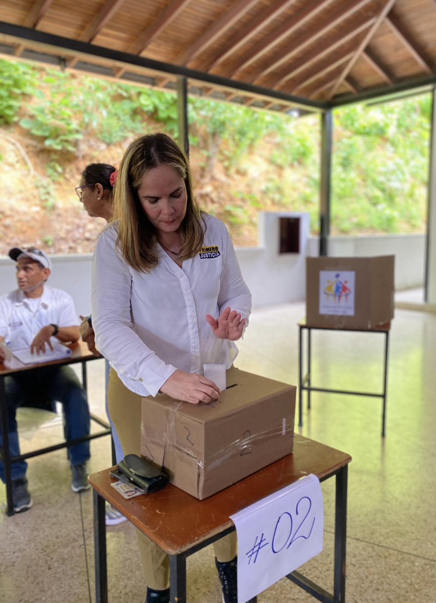 MBMartinezR's tweet photo. Ya voté en la elección primaria. Vine acompañada de mi madre quien, a sus 92 años, está convencida de que es necesario ejercer nuestros deberes ciudadanos para reconstruir la democracia en nuestro país. 

Este es un hito para la ruta que nos llevará a la victoria electoral de 2024 y por eso nuestro llamado a todos los venezolanos es a la participación. 

Solo con #UnidadYVoto lograremos la Venezuela libre y democrática que anhelamos.