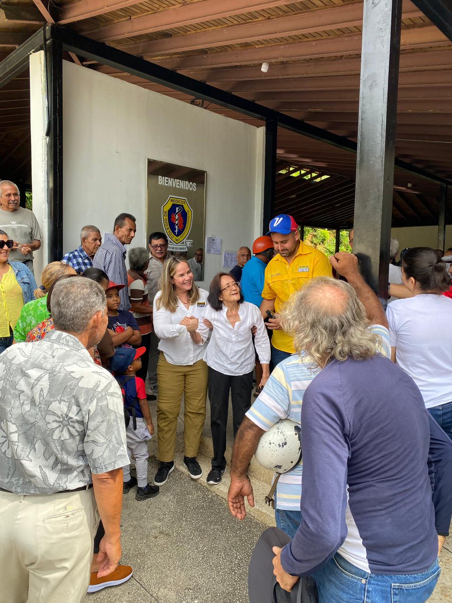MBMartinezR's tweet photo. Ya voté en la elección primaria. Vine acompañada de mi madre quien, a sus 92 años, está convencida de que es necesario ejercer nuestros deberes ciudadanos para reconstruir la democracia en nuestro país. 

Este es un hito para la ruta que nos llevará a la victoria electoral de 2024 y por eso nuestro llamado a todos los venezolanos es a la participación. 

Solo con #UnidadYVoto lograremos la Venezuela libre y democrática que anhelamos.