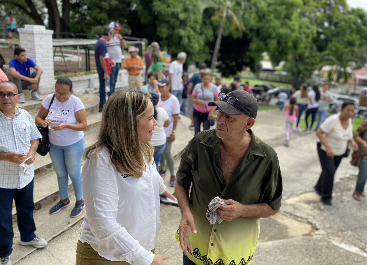 MBMartinezR's tweet photo. Ya voté en la elección primaria. Vine acompañada de mi madre quien, a sus 92 años, está convencida de que es necesario ejercer nuestros deberes ciudadanos para reconstruir la democracia en nuestro país. 

Este es un hito para la ruta que nos llevará a la victoria electoral de 2024 y por eso nuestro llamado a todos los venezolanos es a la participación. 

Solo con #UnidadYVoto lograremos la Venezuela libre y democrática que anhelamos.