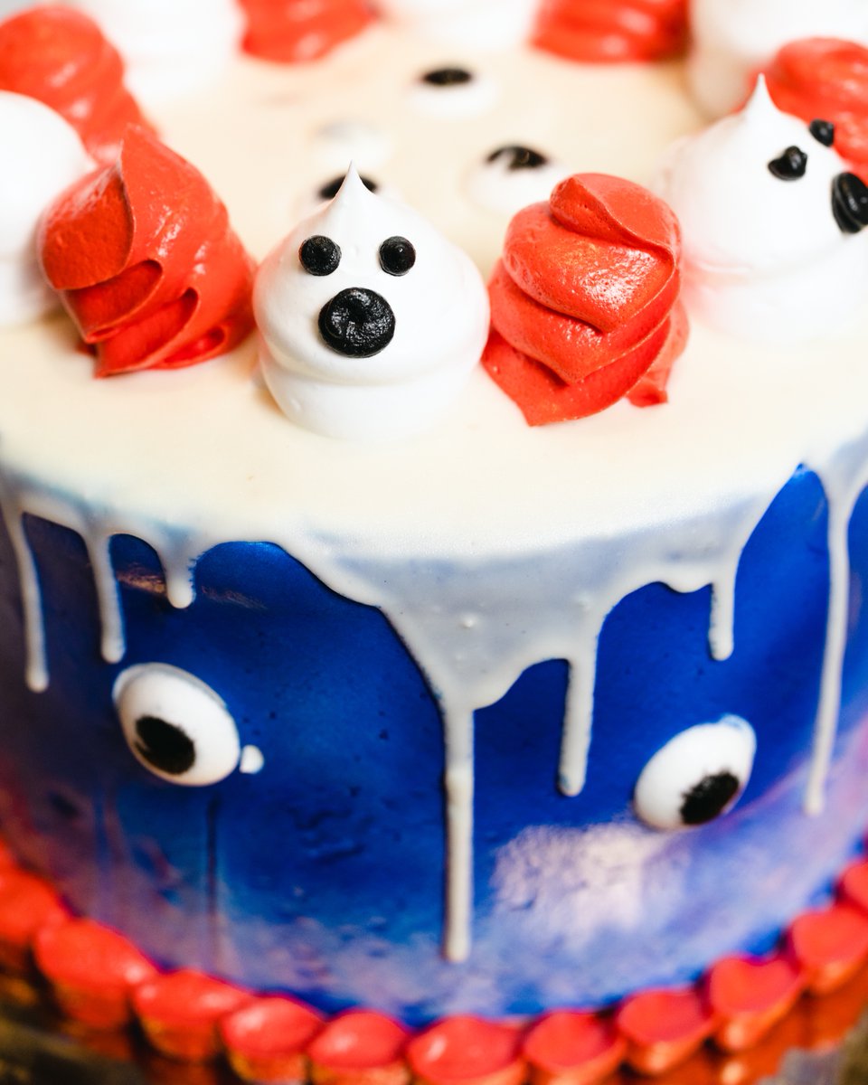 VickyBakery's tweet image. Better than a bucket of candy! Start planning your Halloween party with a variety of spooktacular cakes to choose from! 🖤#halloweenthemedcake #halloweencake #vickybakery #QueSweetItIs