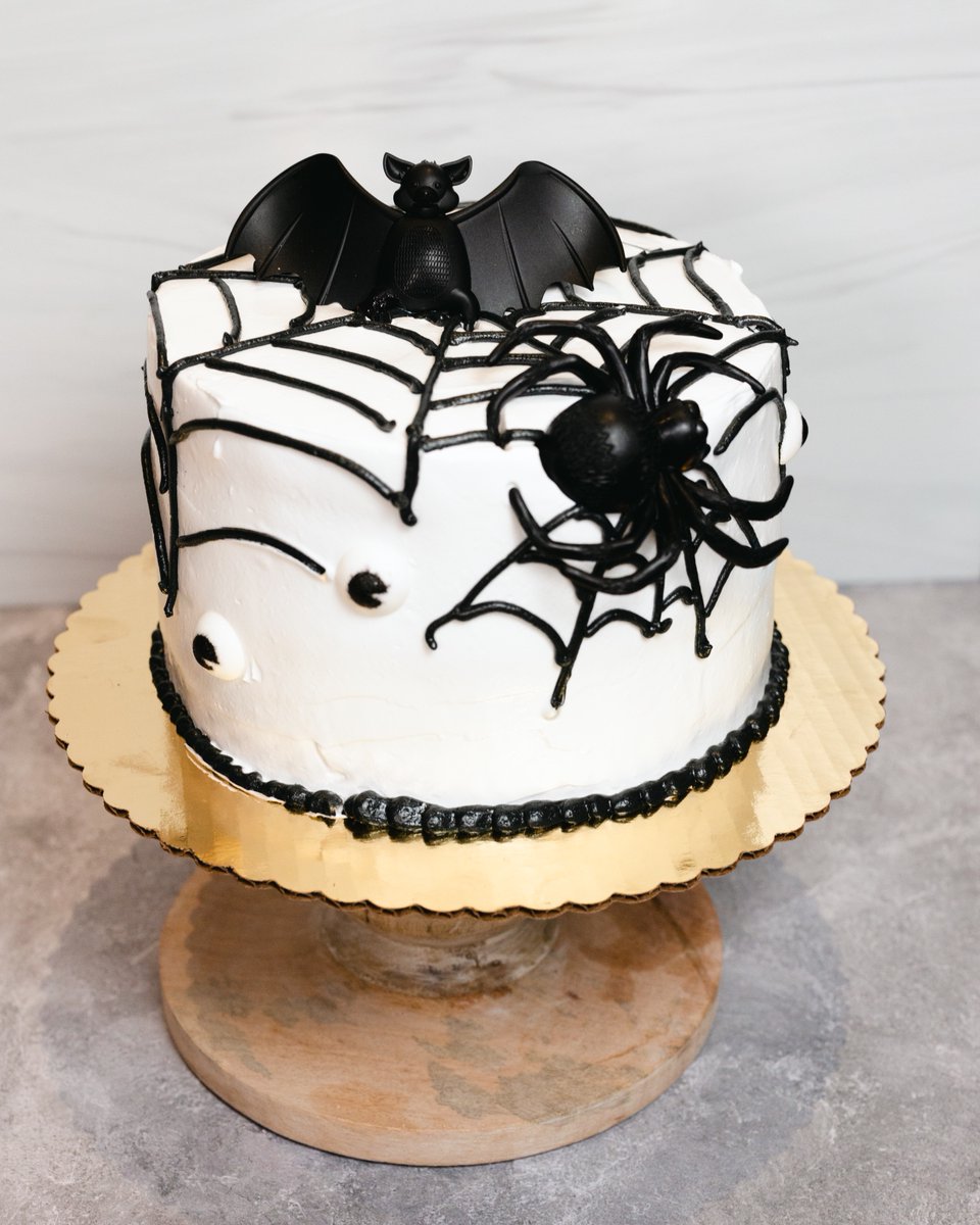 VickyBakery's tweet image. Better than a bucket of candy! Start planning your Halloween party with a variety of spooktacular cakes to choose from! 🖤#halloweenthemedcake #halloweencake #vickybakery #QueSweetItIs