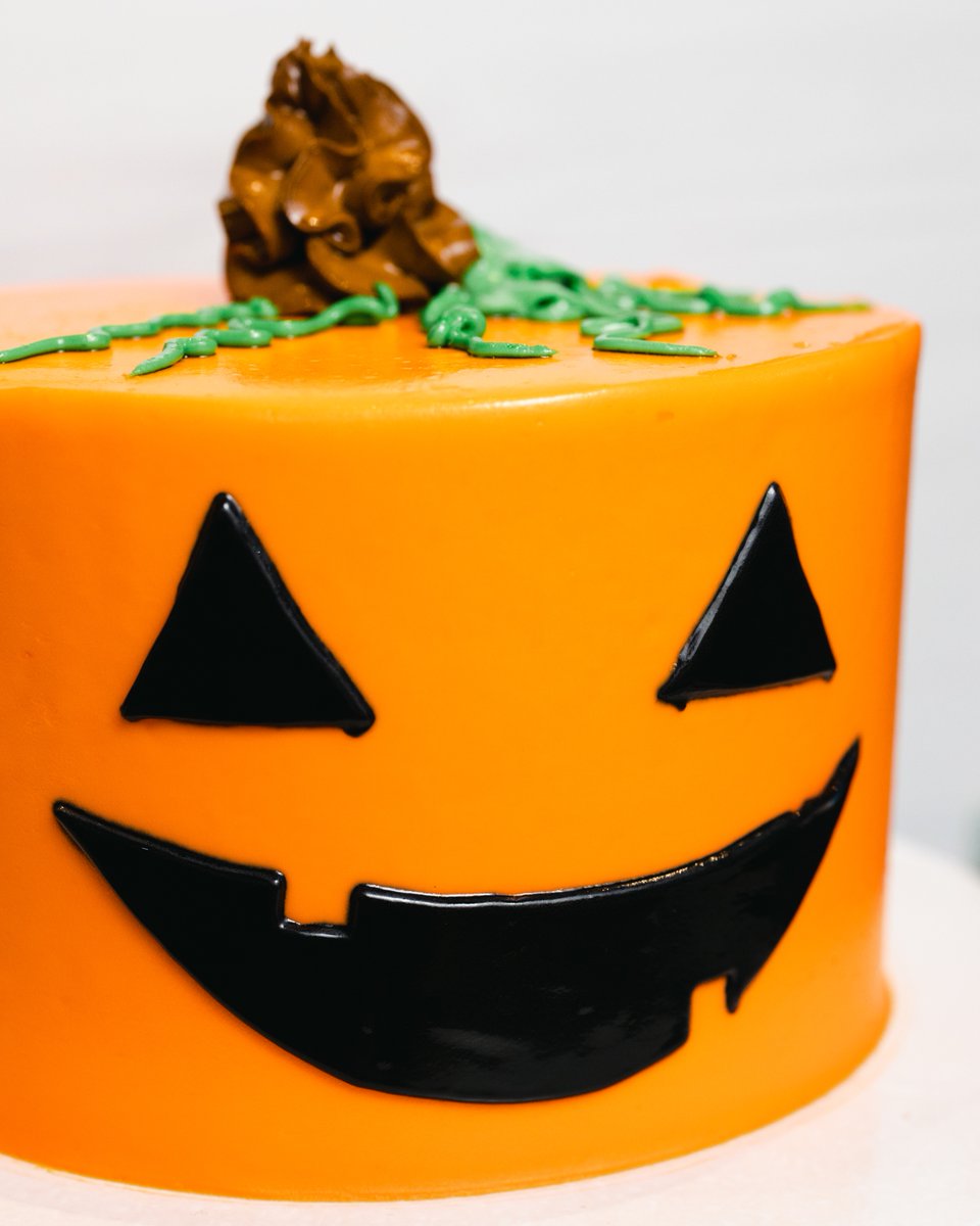 VickyBakery's tweet image. Better than a bucket of candy! Start planning your Halloween party with a variety of spooktacular cakes to choose from! 🖤#halloweenthemedcake #halloweencake #vickybakery #QueSweetItIs
