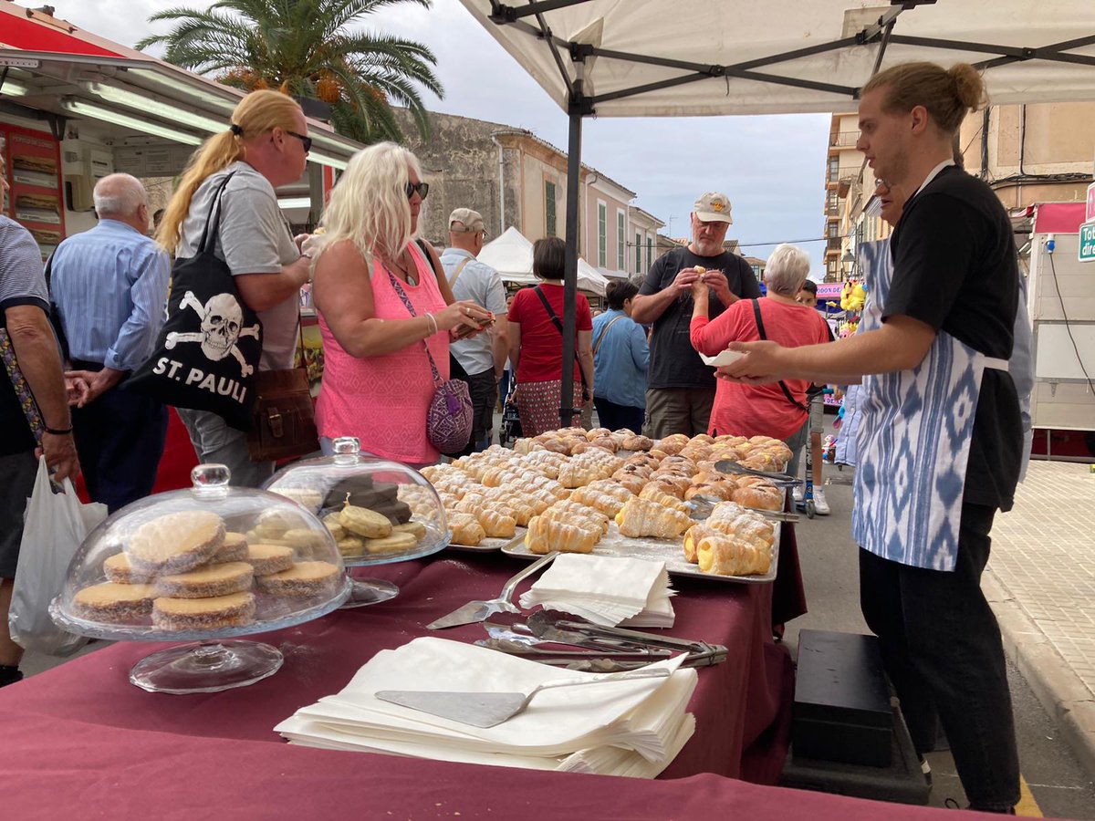 AjFelanitx's tweet image. 🌶 Avui hem tret al carrer tot l&apos;#orgullfelanitxer amb una gran Fira del Pebre Bord.
📸 Una molt bona mostra del potencial econòmic, comercial, empresarial, social, associatiu, cultural, gastronòmic, patrimonial, lúdic i festiu del nostre municipi. (🧵📸)