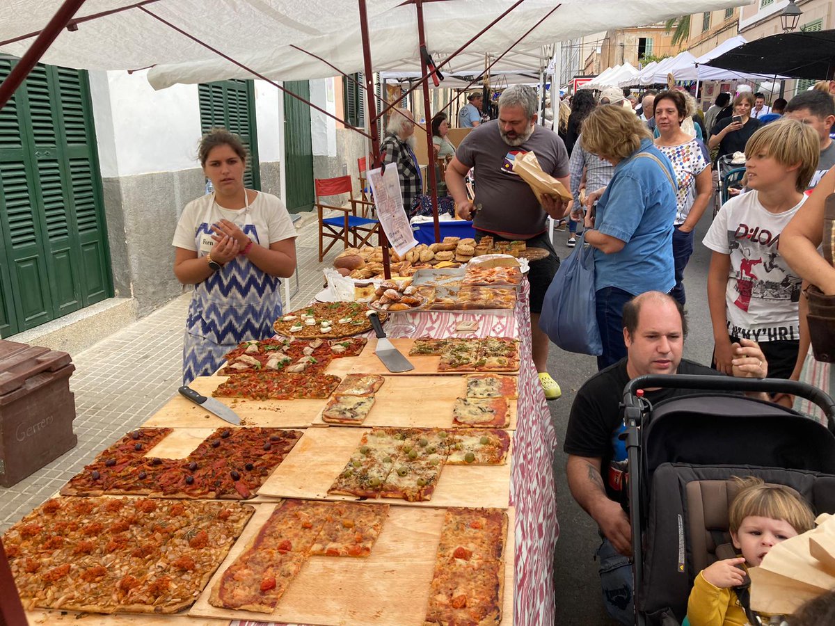 AjFelanitx's tweet image. 🌶 Avui hem tret al carrer tot l&apos;#orgullfelanitxer amb una gran Fira del Pebre Bord.
📸 Una molt bona mostra del potencial econòmic, comercial, empresarial, social, associatiu, cultural, gastronòmic, patrimonial, lúdic i festiu del nostre municipi. (🧵📸)