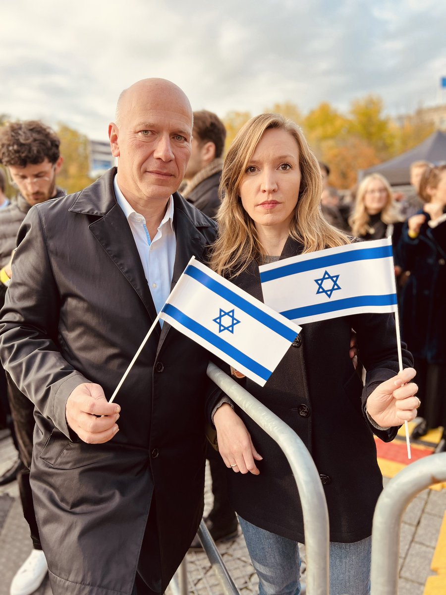 Ottilie_Klein's tweet photo. Aufstehen gegen Terror &amp; Antisemitismus - 25.000 Menschen haben heute in Berlin ihre Solidarität mit Israel gezeigt. 🇮🇱 #niewiederistjetzt #standwithisrael https://t.co/iecpUu55lh