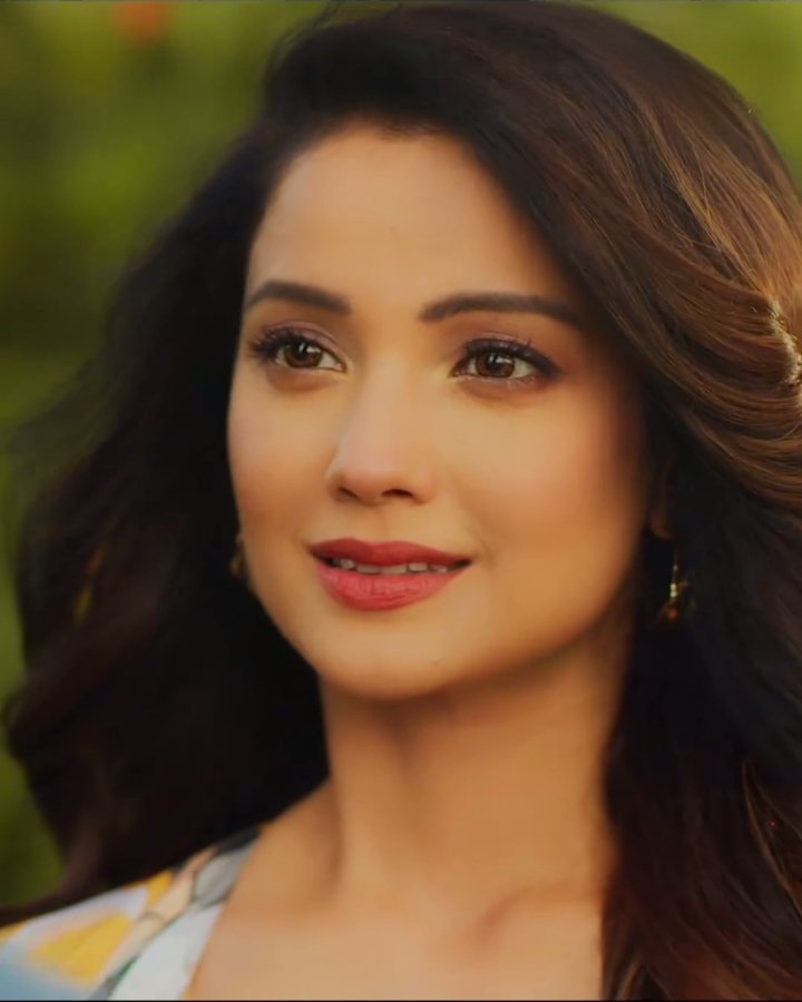vibecamein's tweet photo. Tu hi to❤️ #newmv 
#Adaakhan @adaa1nonly best of luck luv❤️❤️
N congratulations 🌸 , these hair style 😩❤️🤌 https://t.co/Uk5PyYw1Oy
