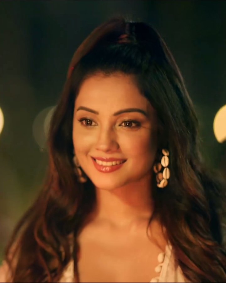 vibecamein's tweet photo. Tu hi to❤️ #newmv 
#Adaakhan @adaa1nonly best of luck luv❤️❤️
N congratulations 🌸 , these hair style 😩❤️🤌 https://t.co/Uk5PyYw1Oy