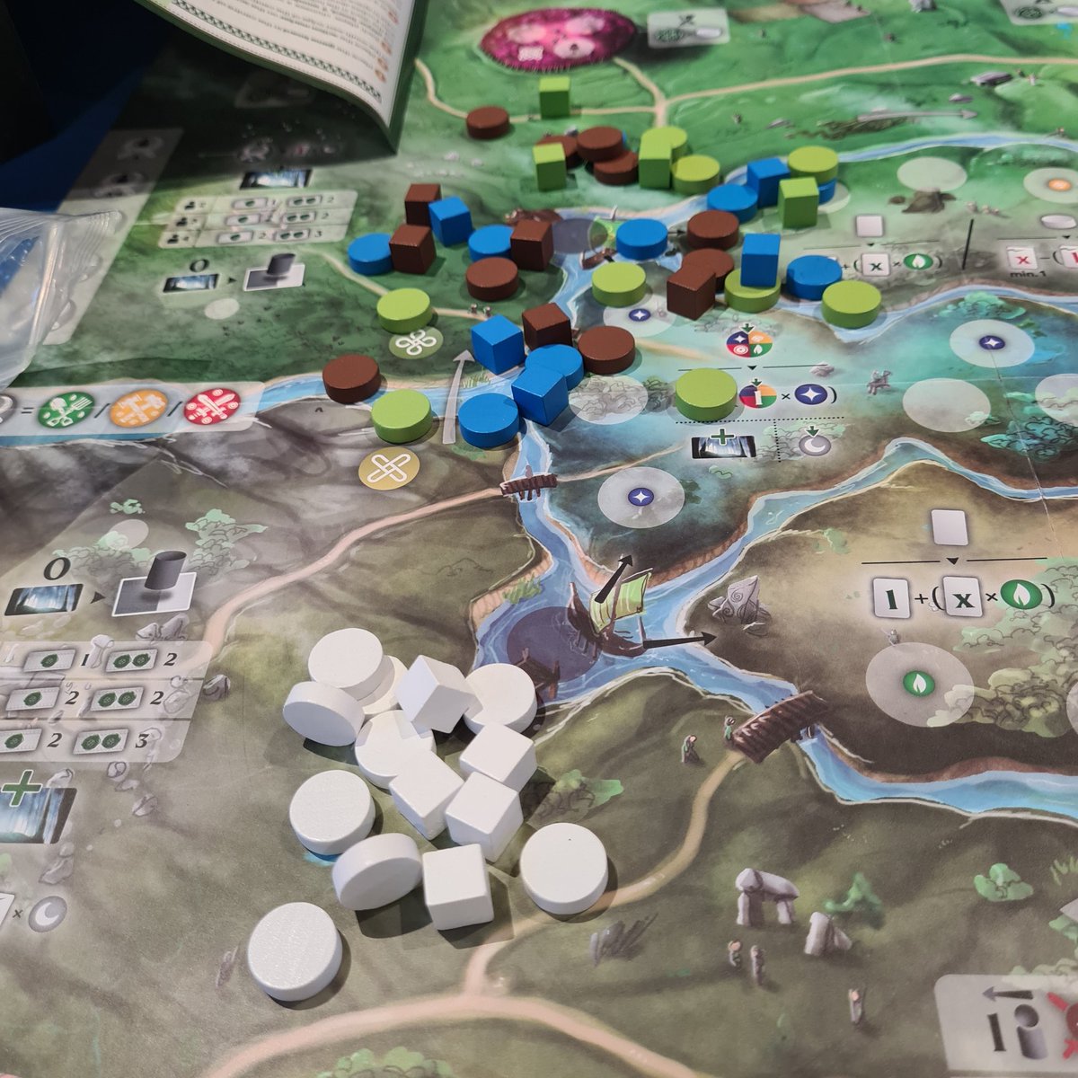 I Play Red (@iplayredgaming) on Twitter photo Rob just asked what colour I want to play and I flipped the table!
Game is Celtae from <a href="/GamesPythagoras/">PYTHAGORAS</a> Rob just asked what colour I want to play and I flipped the table!
Game is Celtae from <a href="/GamesPythagoras/">PYTHAGORAS</a>