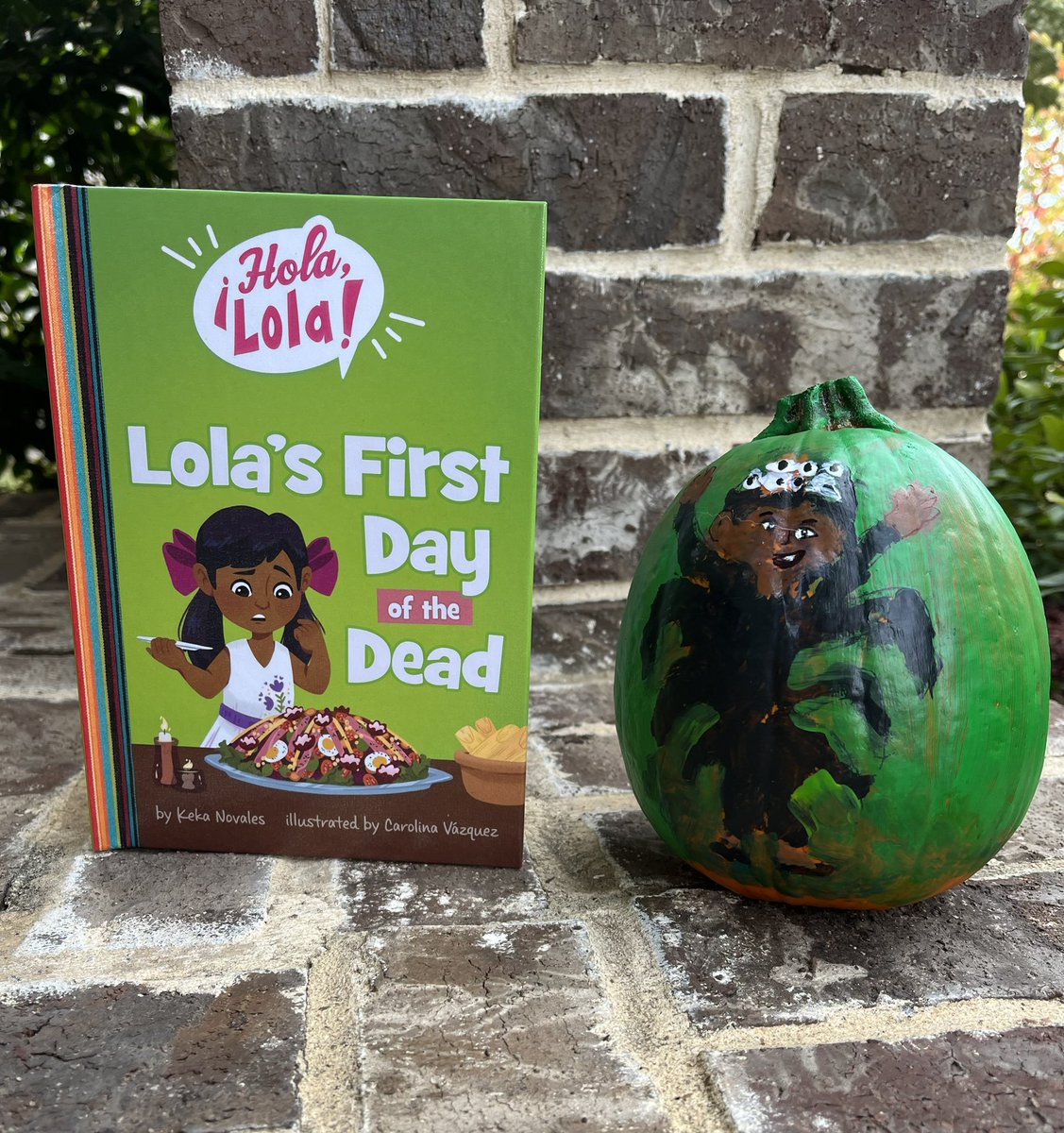 Looking for book ideas for your Storybook Pumpkin Patch? ¡Hola, Lola! Lola’s First Day of the Dead @capstonepub illustrated @carov_art #pumpkin #pumpkinpatch #storybookpumpkin #halloween #fall #craftsforkids #pumpkinideas #librarians #teachers