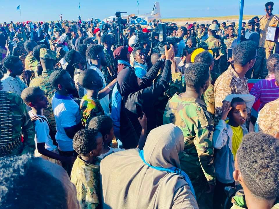 opdic_ssckh's tweet photo. Thousands of SSC-Khaatumo folks gather to welcome their leader and his cabinet secretaries to the freedom city of Lasanod; back from an historic Mogadishu trip in which the FGS established SSCKhaatumo as the newest administration to join the Somali Federal government apparatus. https://t.co/ynfQtXRWN4