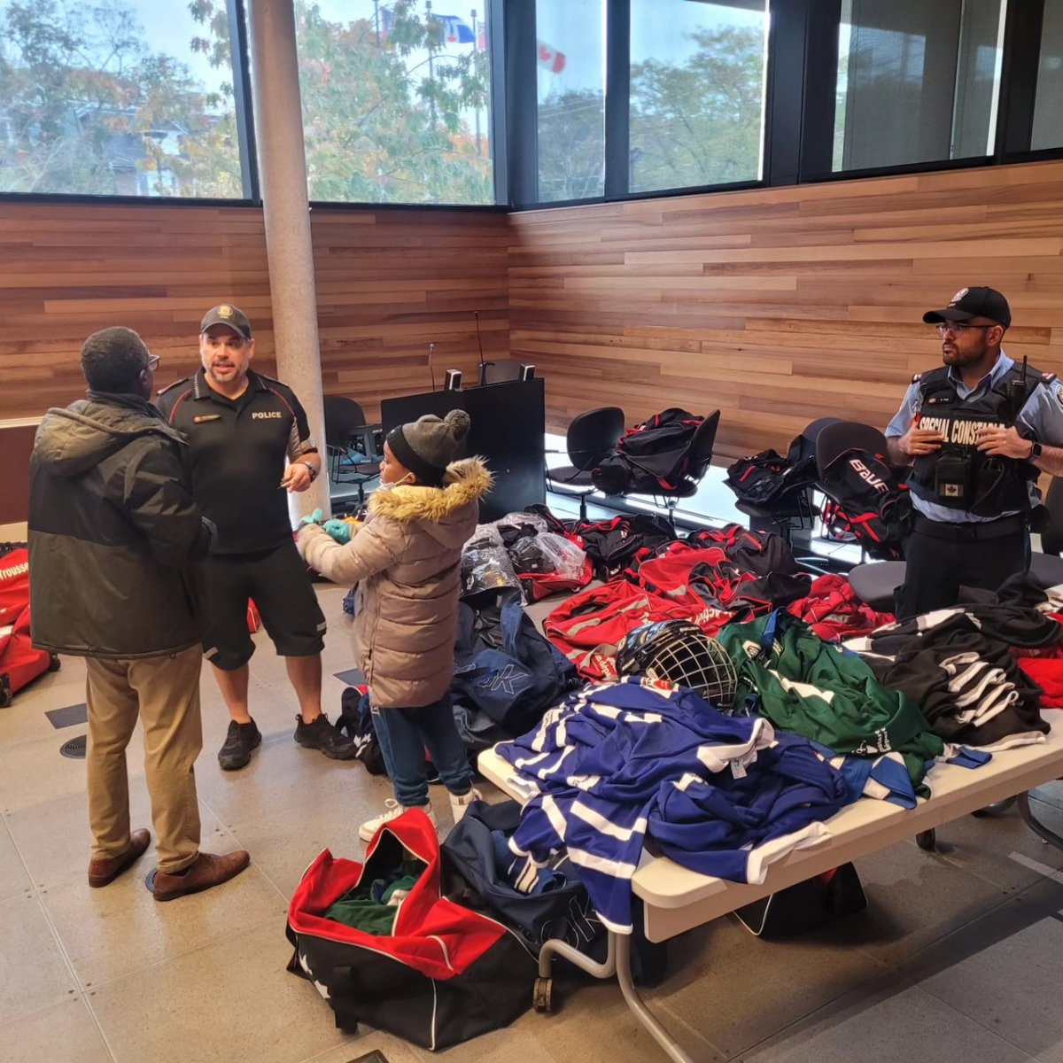 tpschips's tweet photo. 2023/2024 season of the Parkdale ProAction Hockey program is off and running thanks to @tpsbreaugraham .  Great opportunity to meet this years players and parents.  See you on the ice tonight.... #14division #torontopolice #FindMyNCO #proactionsports #ctjumpstart https://t.co/gG3f90j22F
