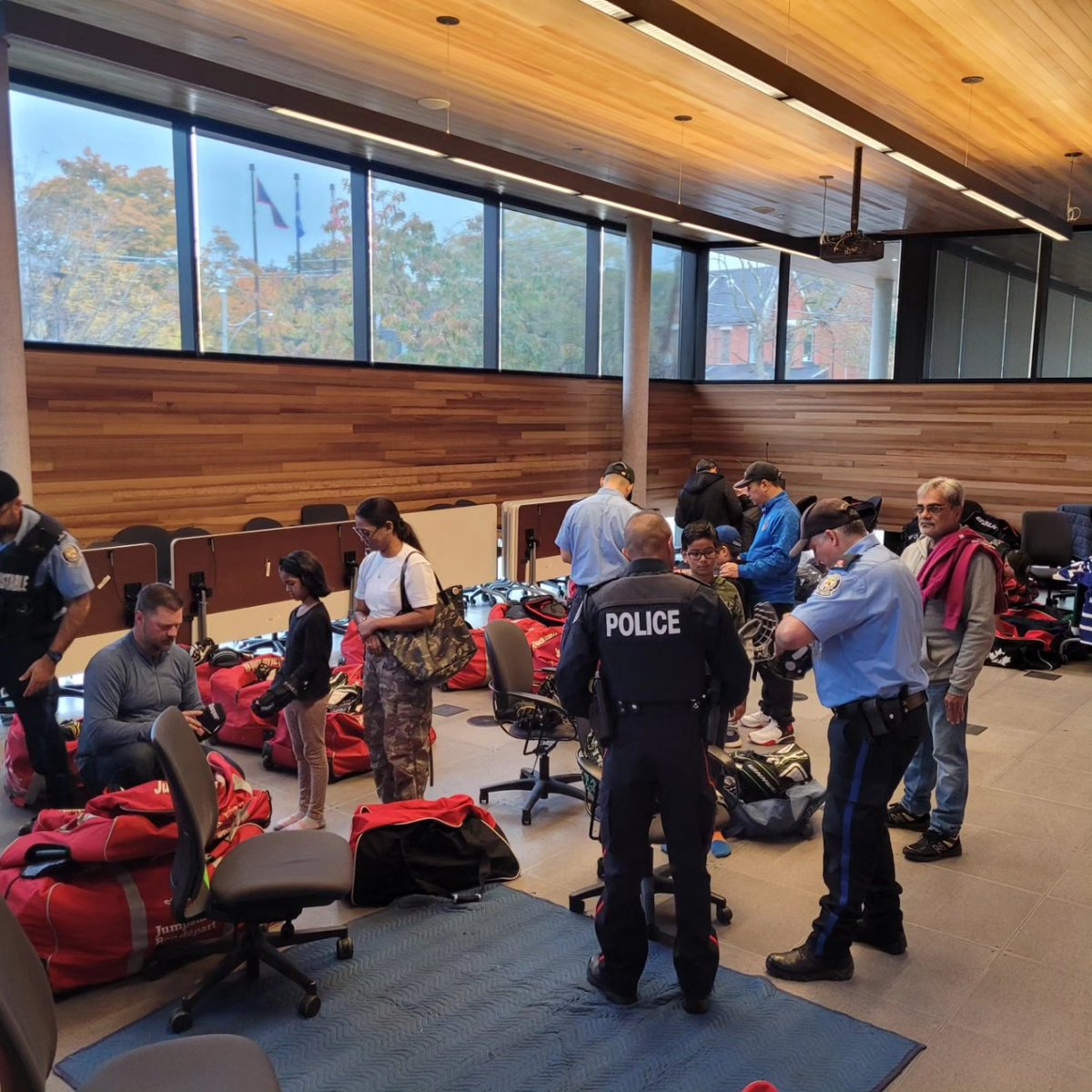tpschips's tweet photo. 2023/2024 season of the Parkdale ProAction Hockey program is off and running thanks to @tpsbreaugraham .  Great opportunity to meet this years players and parents.  See you on the ice tonight.... #14division #torontopolice #FindMyNCO #proactionsports #ctjumpstart https://t.co/gG3f90j22F