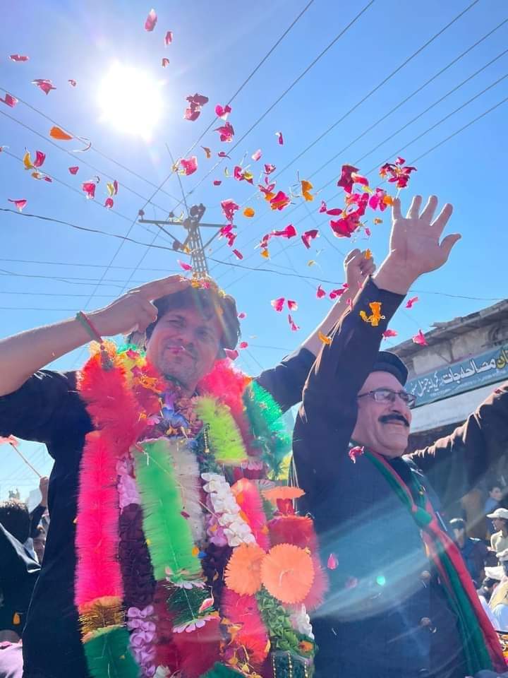gulzafarkhan's tweet photo. ہم لے کے رہینگے ازادی #انورزیب_خان_کو_رہا_کرو https://t.co/Wufpg7CY6n