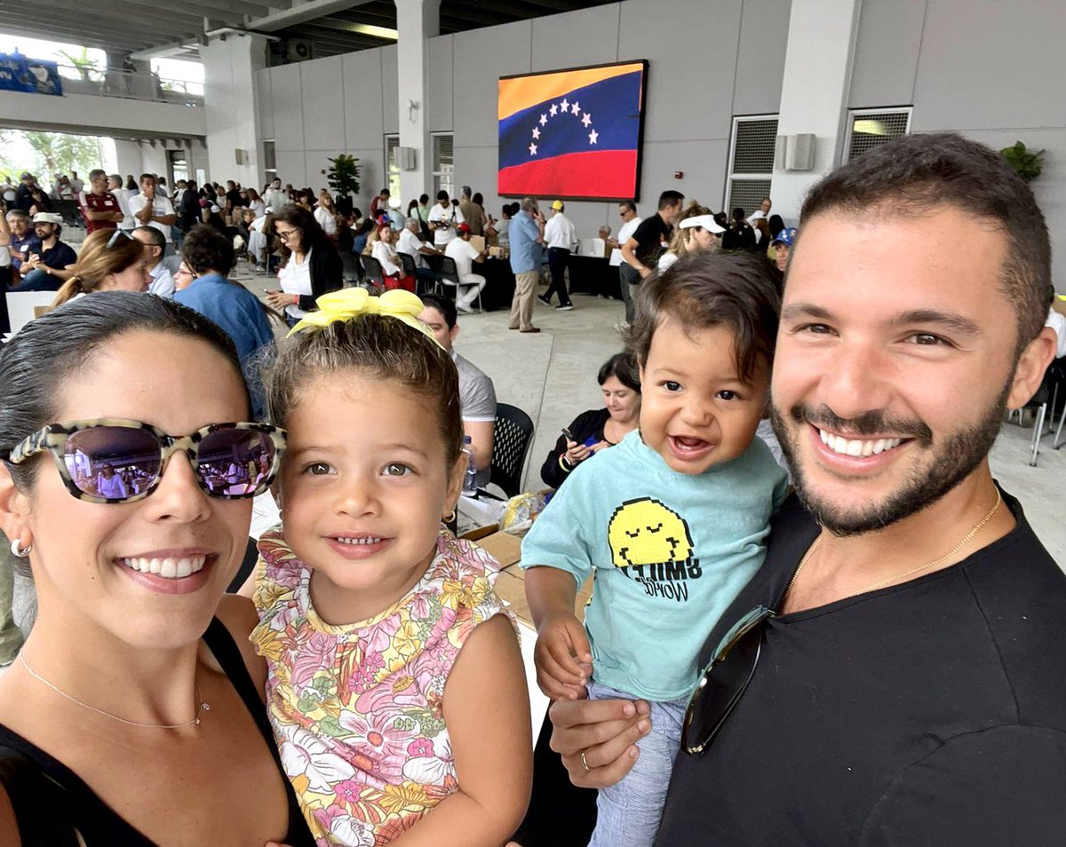 gabyarocha's tweet photo. Mi @mignaciamarquez y Tommy ♥️ llegaron hasta Doral a votar, jamás dejan de hacer lo que les toca por Venezuela. Los 2 bebés de la foto nacieron en🇺🇸 pero sus papás hicieron todo lo necesario y tienen su pasaporte🇻🇪.
Me siento tan feliz. Siento que algo hice bien. #Primaria2023 https://t.co/4Z19ChZffB