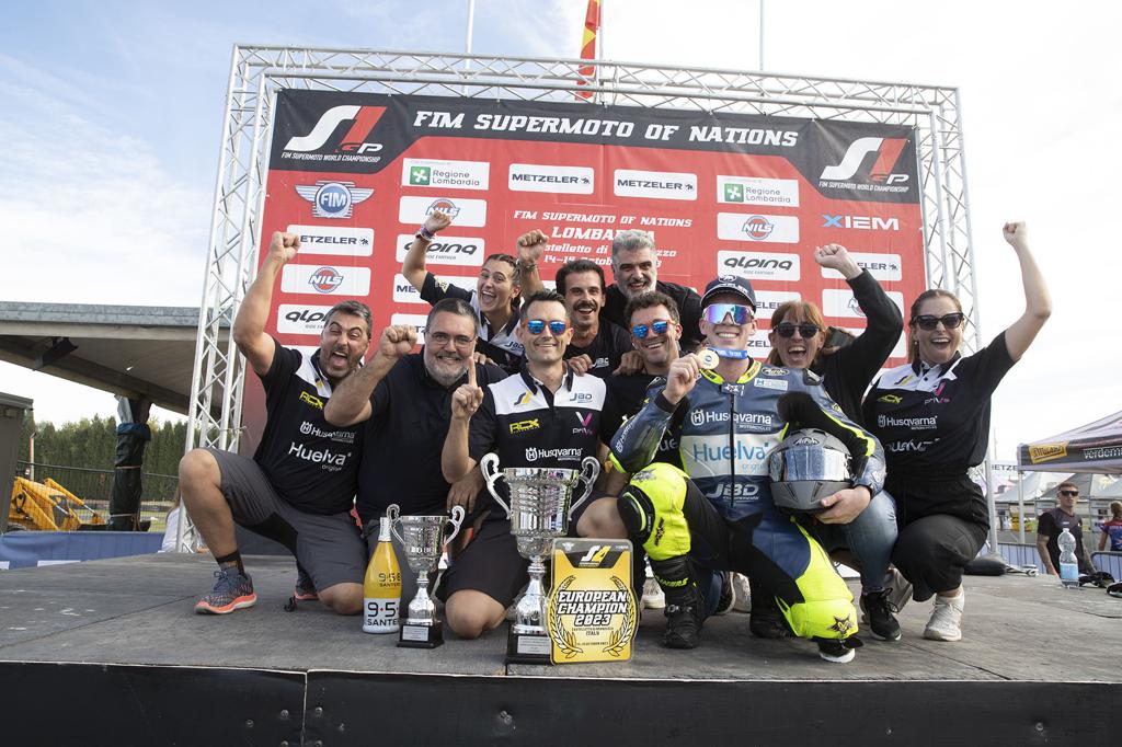 AytoHuelva's tweet photo. 👏 Felicitamos al onubense @Paquitogomezr9 por sumar un nuevo título a su carrera, tras proclamarse Campeón de Europa de #Supermotard🏍️, en la categoría S4.

💙🤝Impulsar el talento deportivo onubense es una prioridad en nuestra gestión. https://t.co/gFDWkLEpUq
